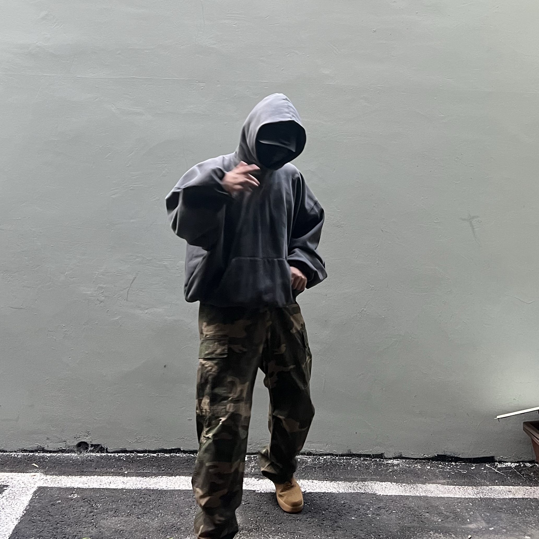 Yeezy Gap Engineered By Balenciaga Dove Hoodie Black, Nike Air Force 1 '07 WB Flax 착용 스타일 - 3