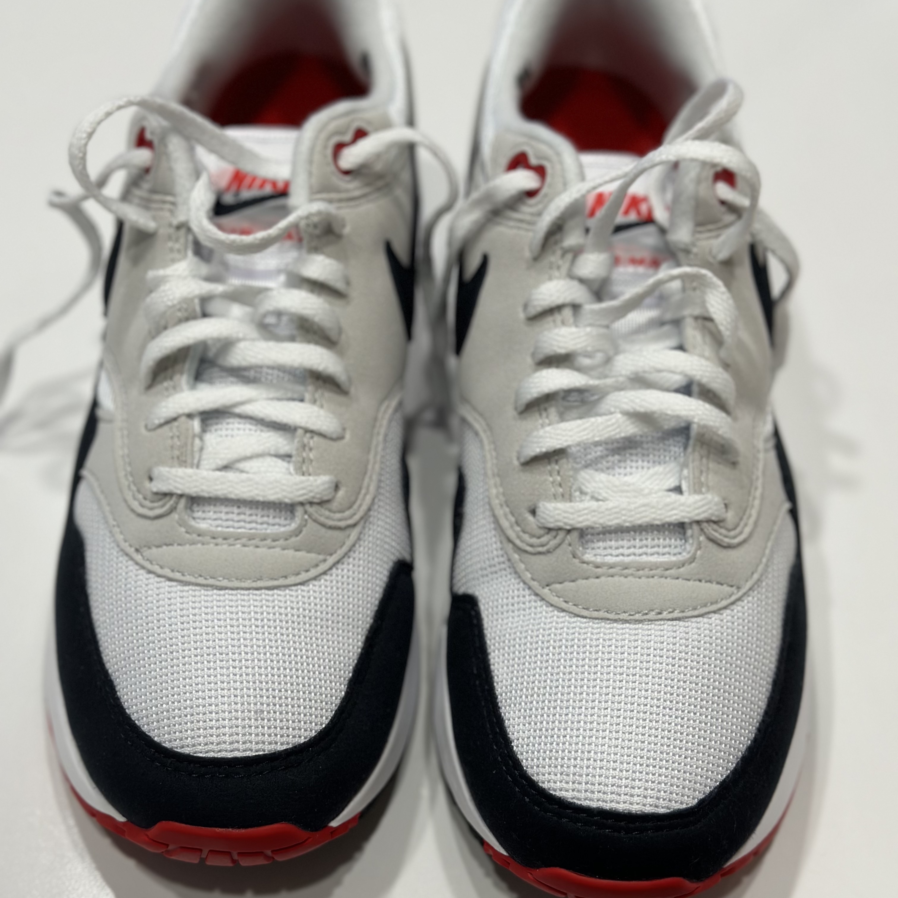 Nike Air Max 1 '86 Dark Obsidian and University Red 착용 스타일 - 2