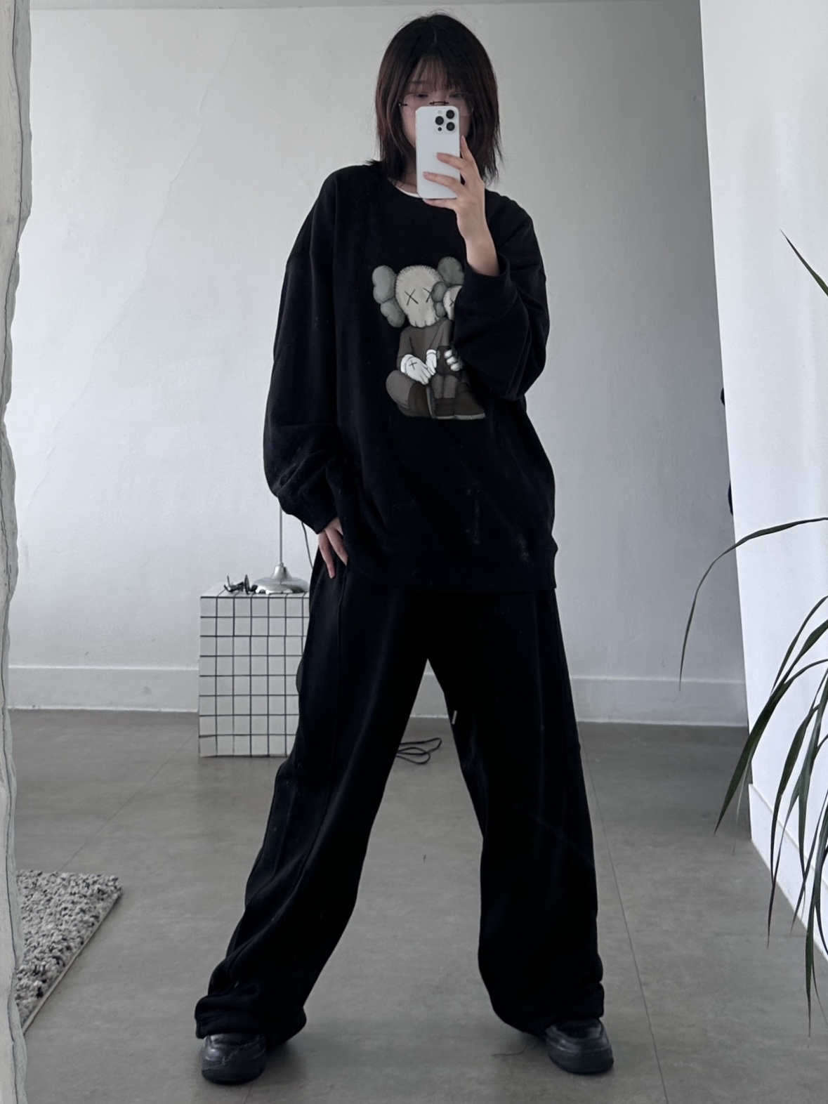 Nike Air Force 1 '07 Low Triple Black, Uniqlo UT x Kaws Long Sleeve Sweatshirt Black 착용 스타일 - 1