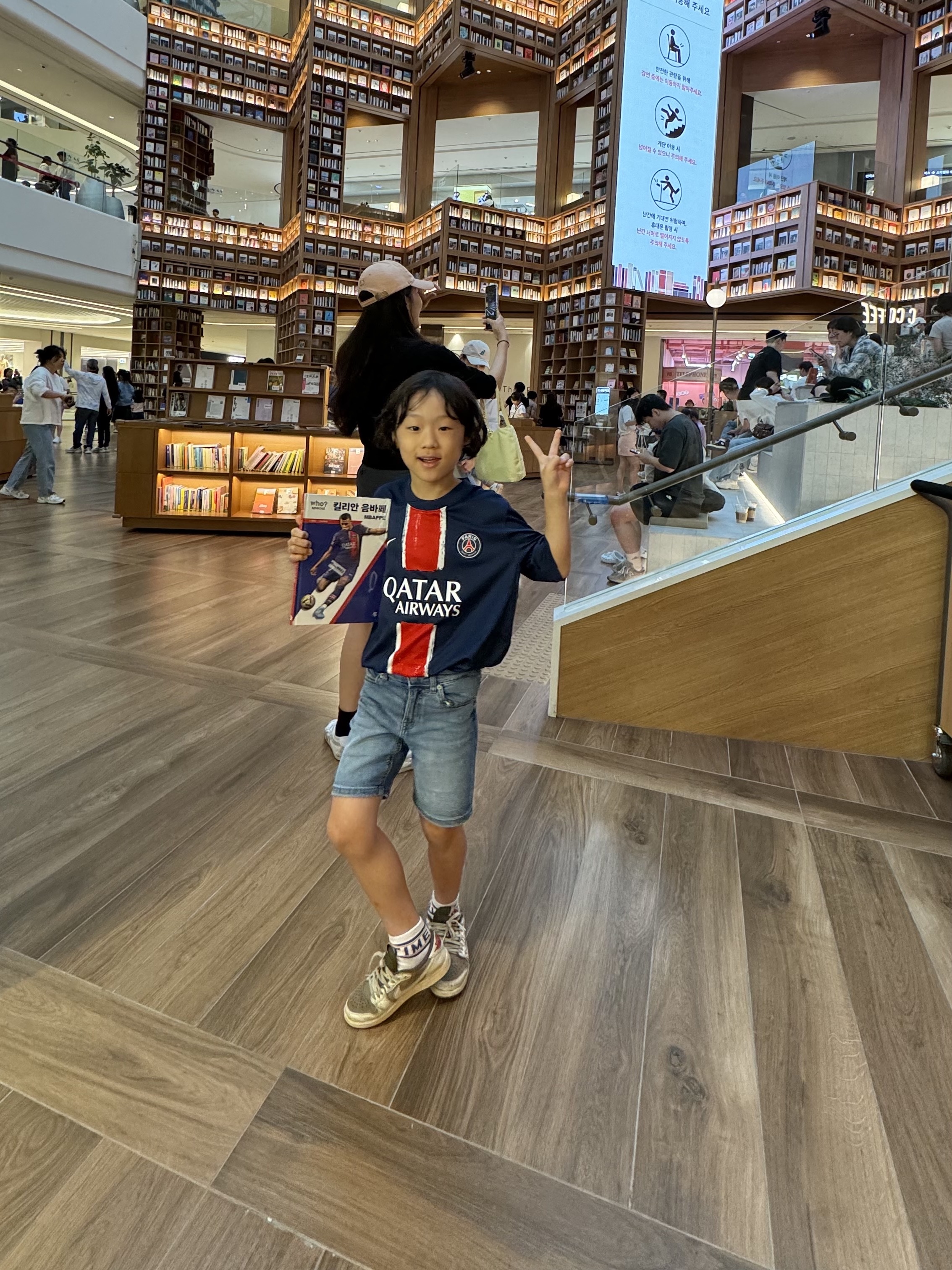 (Kids) Nike Paris Saint-Germain 2024/25 Dri-Fit Stadium Home Jersey Midnight Navy (Non Marking Ver.), (PS) Jordan 1 x Travis Scott Retro Low OG SP Sail and Ridgerock 착용 스타일 - 1