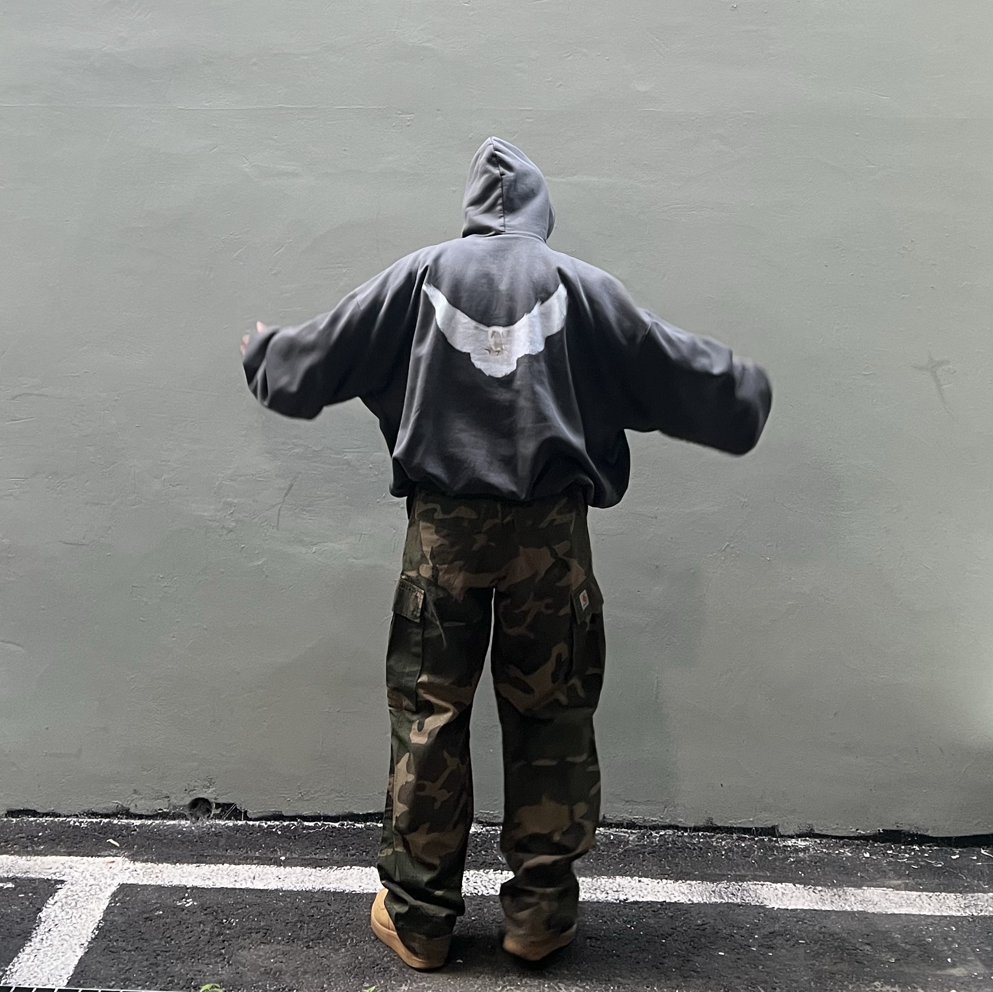 Yeezy Gap Engineered By Balenciaga Dove Hoodie Black, Nike Air Force 1 '07 WB Flax 착용 스타일 - 1