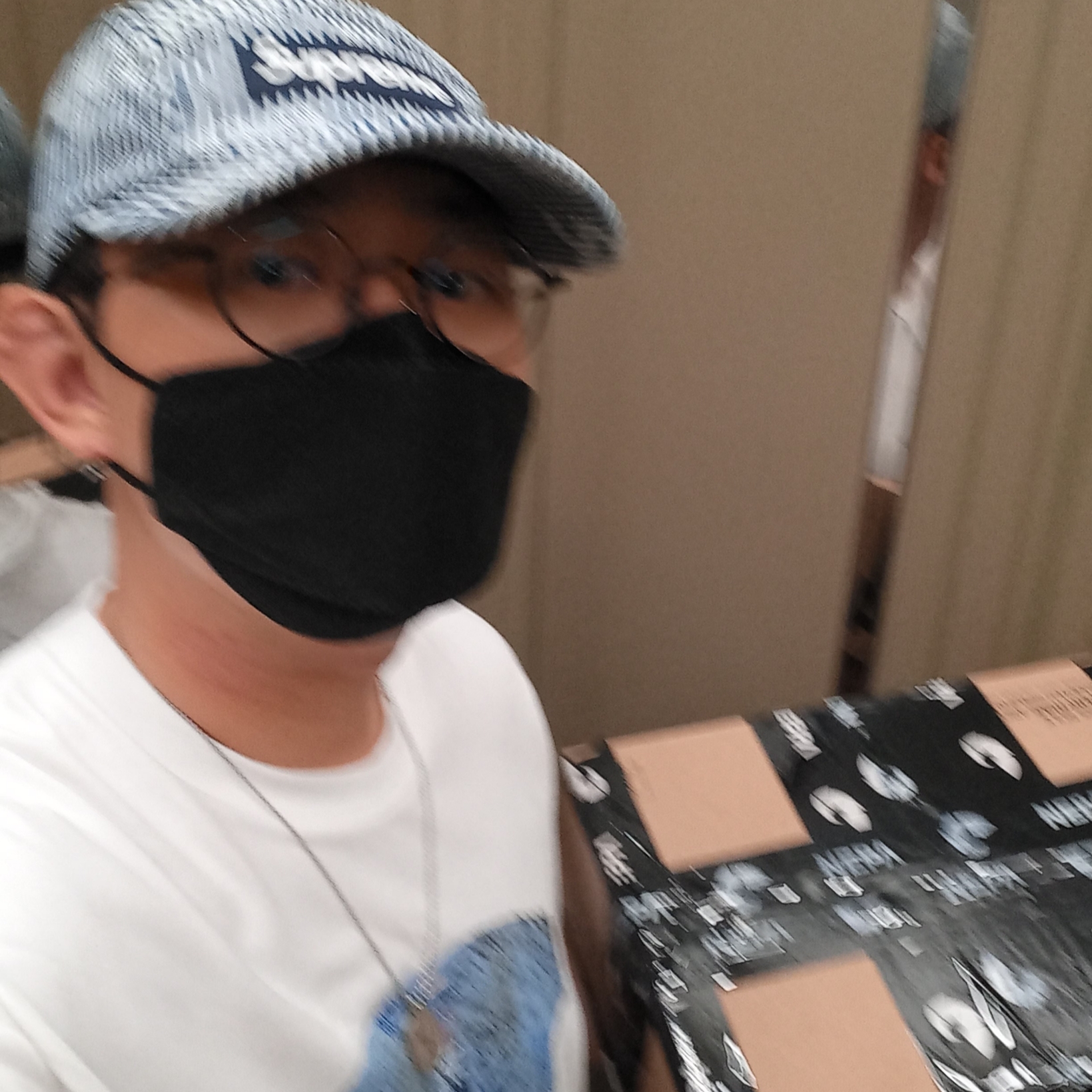 Supreme First T-Shirt White - 24SS, Supreme Denim Camp Cap Stripe - 24SS 착용 스타일 - 7