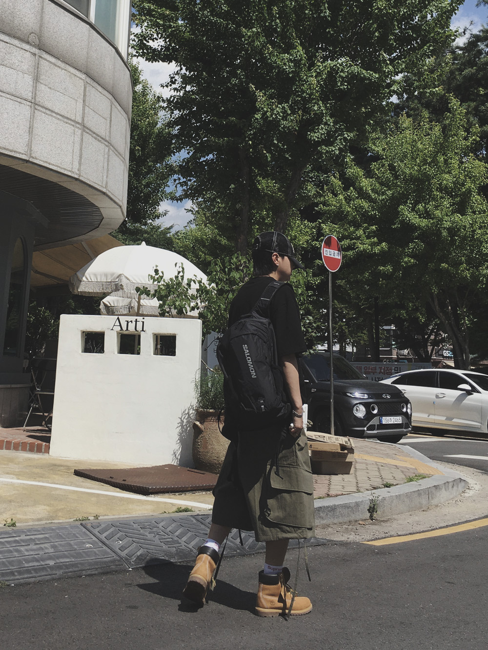 Stussy New Era 9twenty Basic Trucker Black, Salomon Trailblazer 20 Black (New Ver.) 착용 스타일 - 4