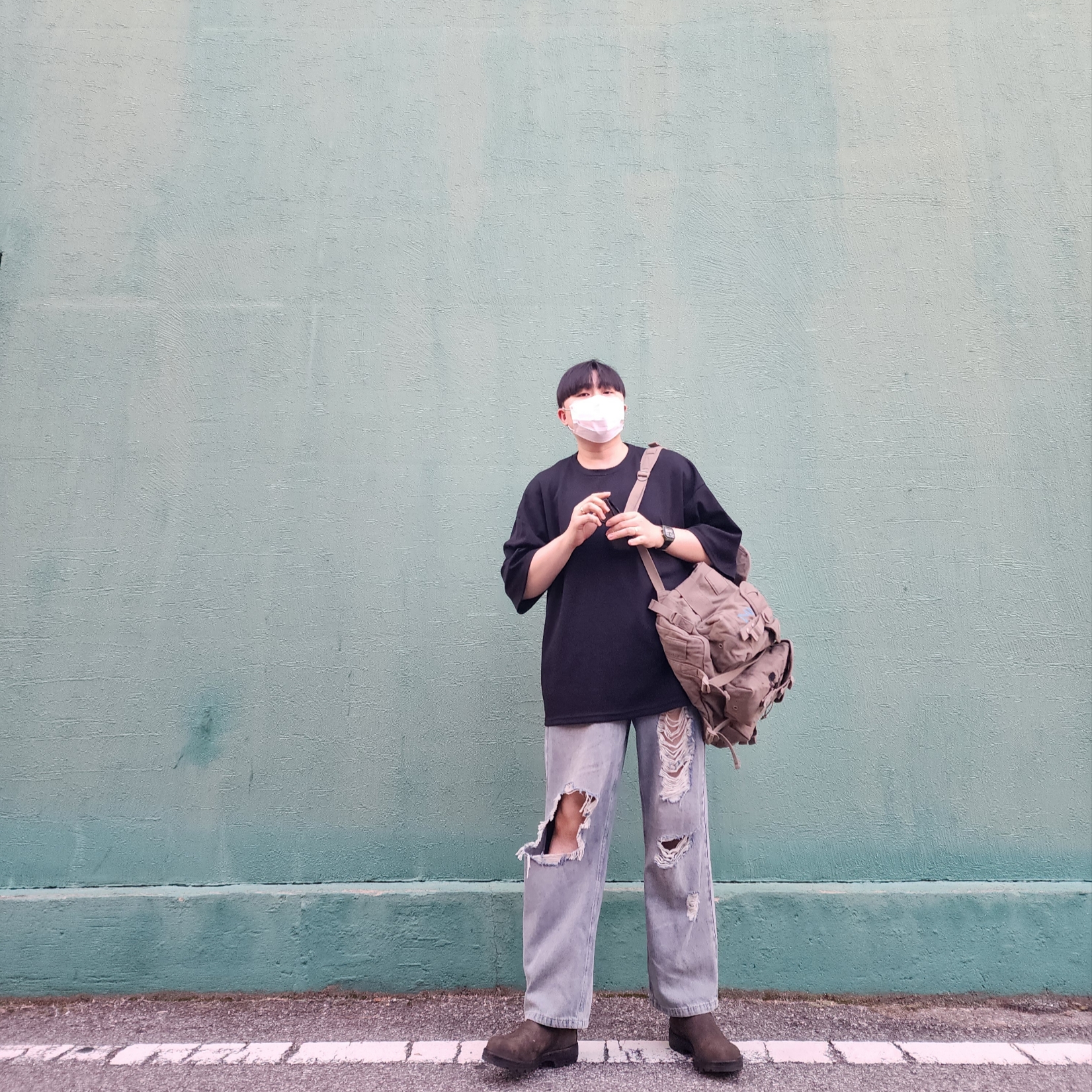 Thisisneverthat x Grateful Dead Iconography Alice Pack Mud, BLUNDSTONE Classics 585 Chelsea Boots Rustic Brown 착용 스타일 - 3
