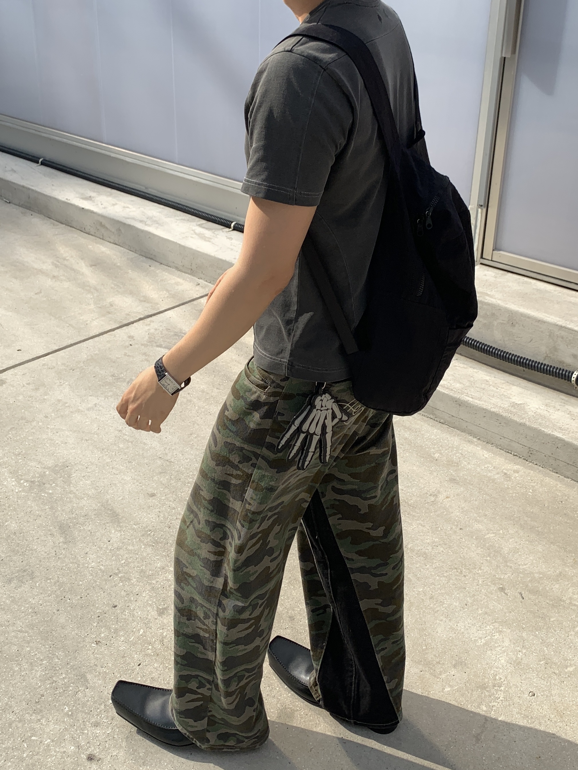 Prada Re-Nylon Hat Black, Balenciaga Romeo Mule Black 착용 스타일 - 6
