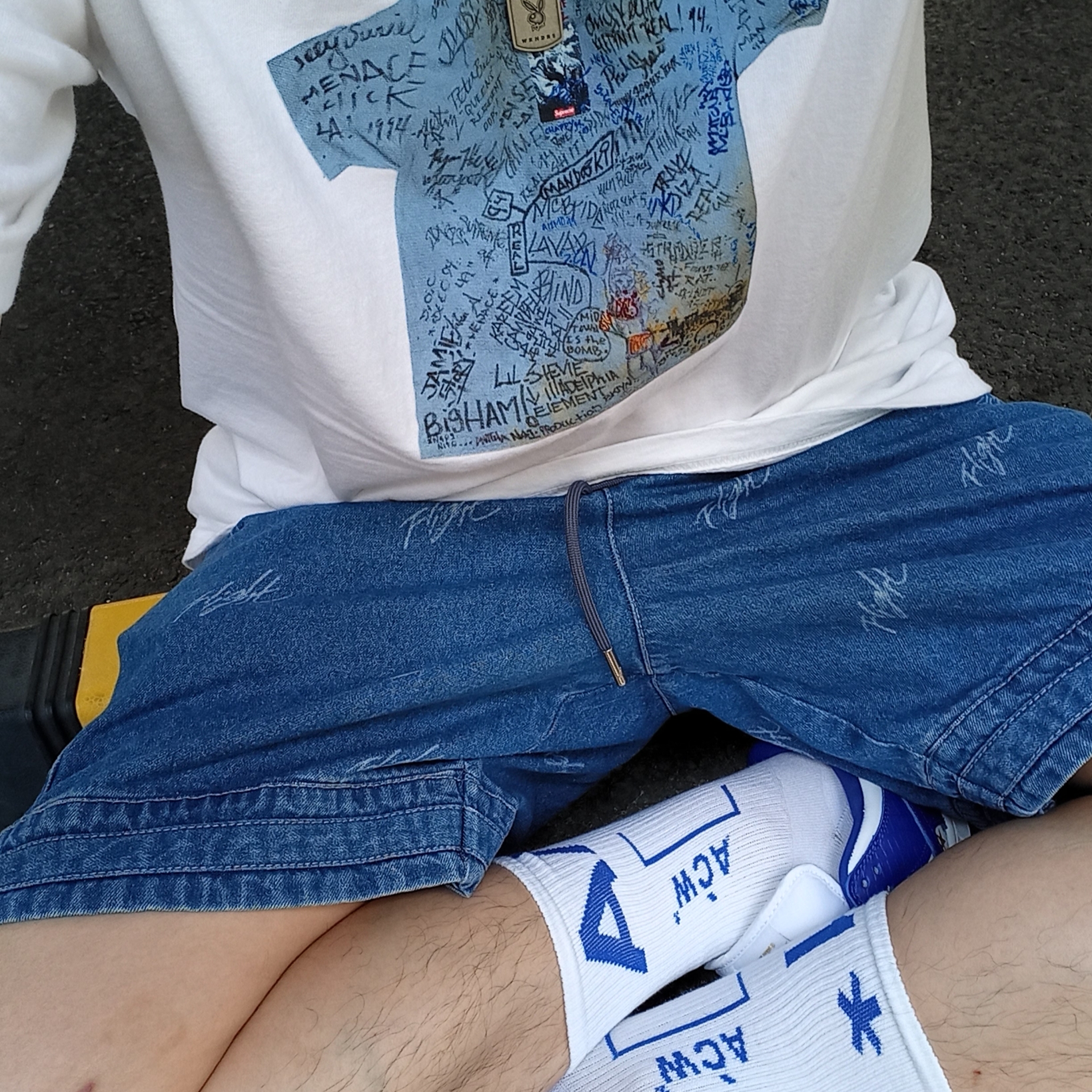 Supreme First T-Shirt White - 24SS, Supreme Denim Camp Cap Stripe - 24SS 착용 스타일 - 1