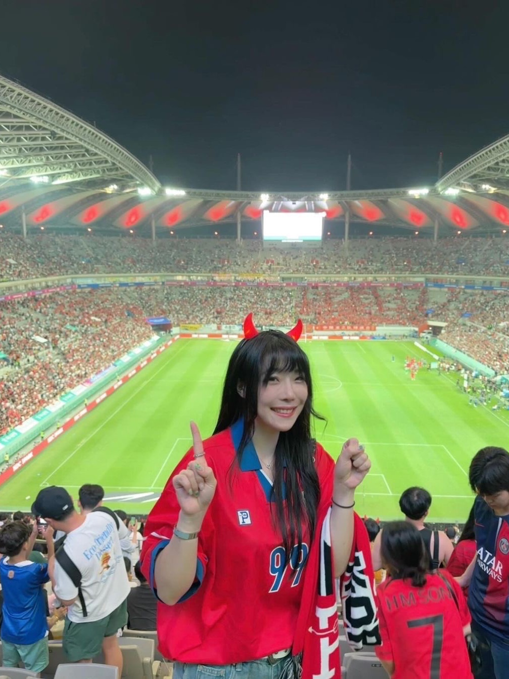Over The Pitch x Red Devil 1999 Jersey Red, Over The Pitch x Red Devil 1999 Jersey Blue 착용 스타일