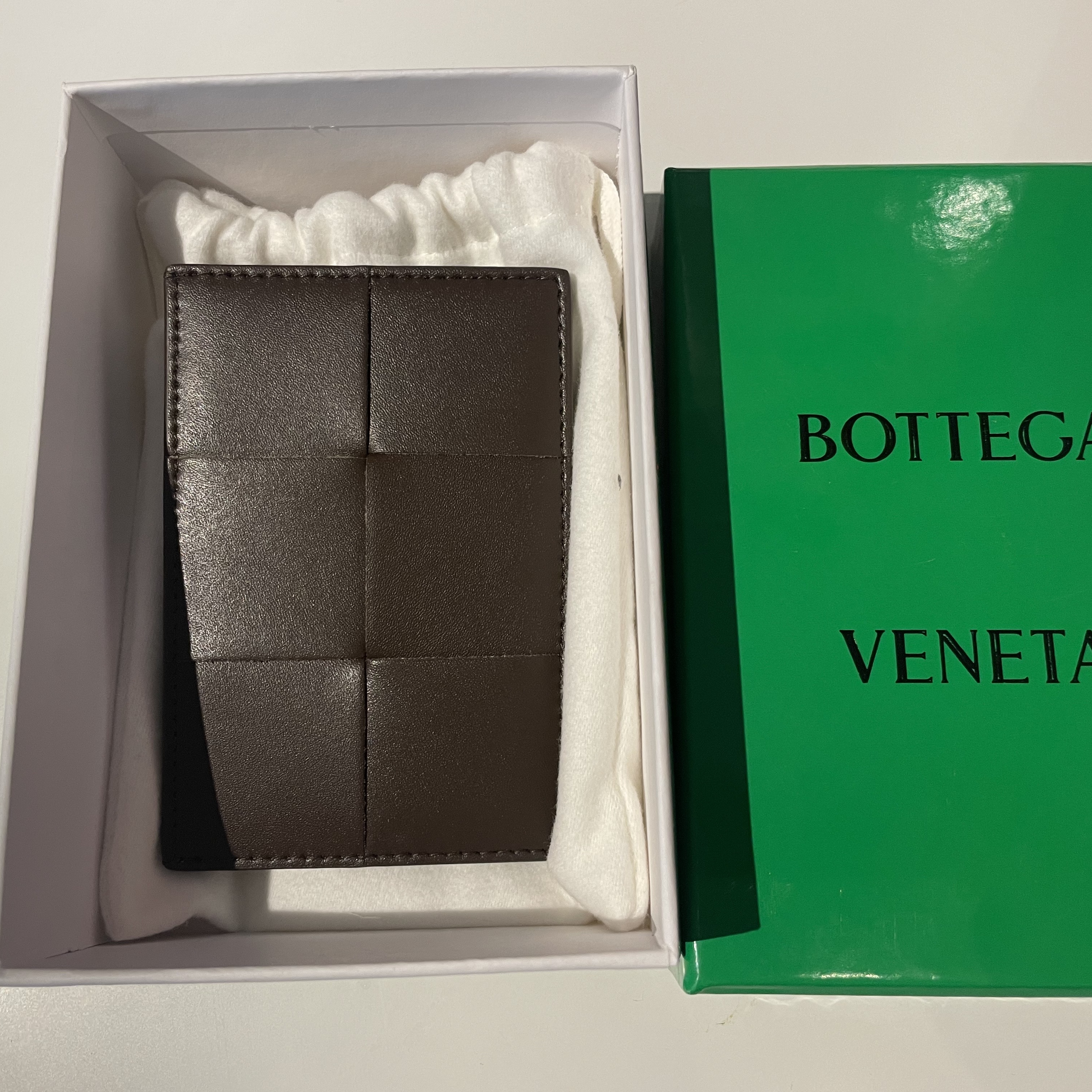 Bottega Veneta Cassette Credit Card Case Light Brown 착용 스타일 - 1