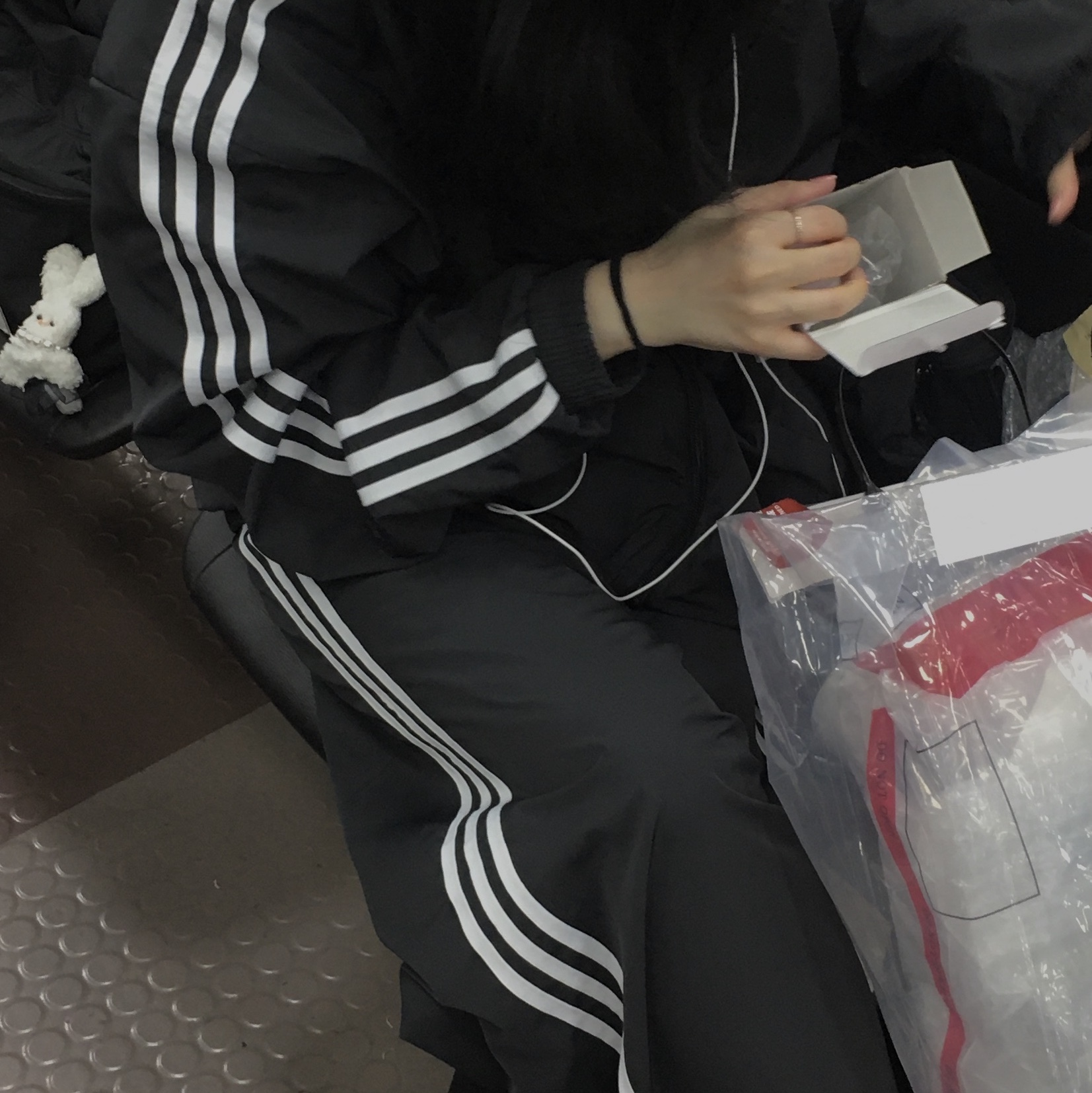 (W) Adidas Origials Oversized Track Pants Black - KR Sizing 착용 스타일 - 1