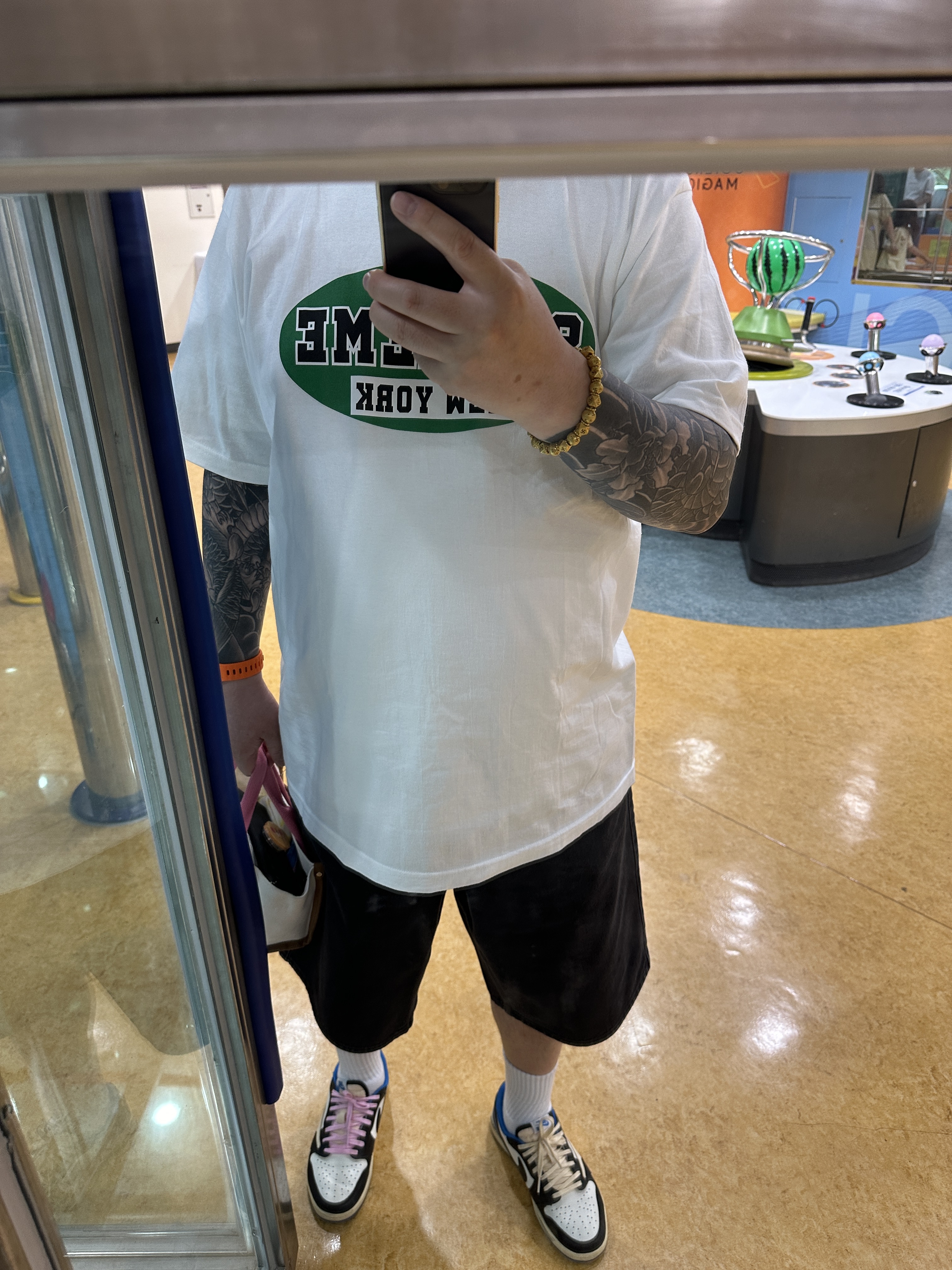 Supreme Baggy Denim Short Black - 24SS, Supreme New York T-Shirt White - 23SS 착용 스타일 - 1