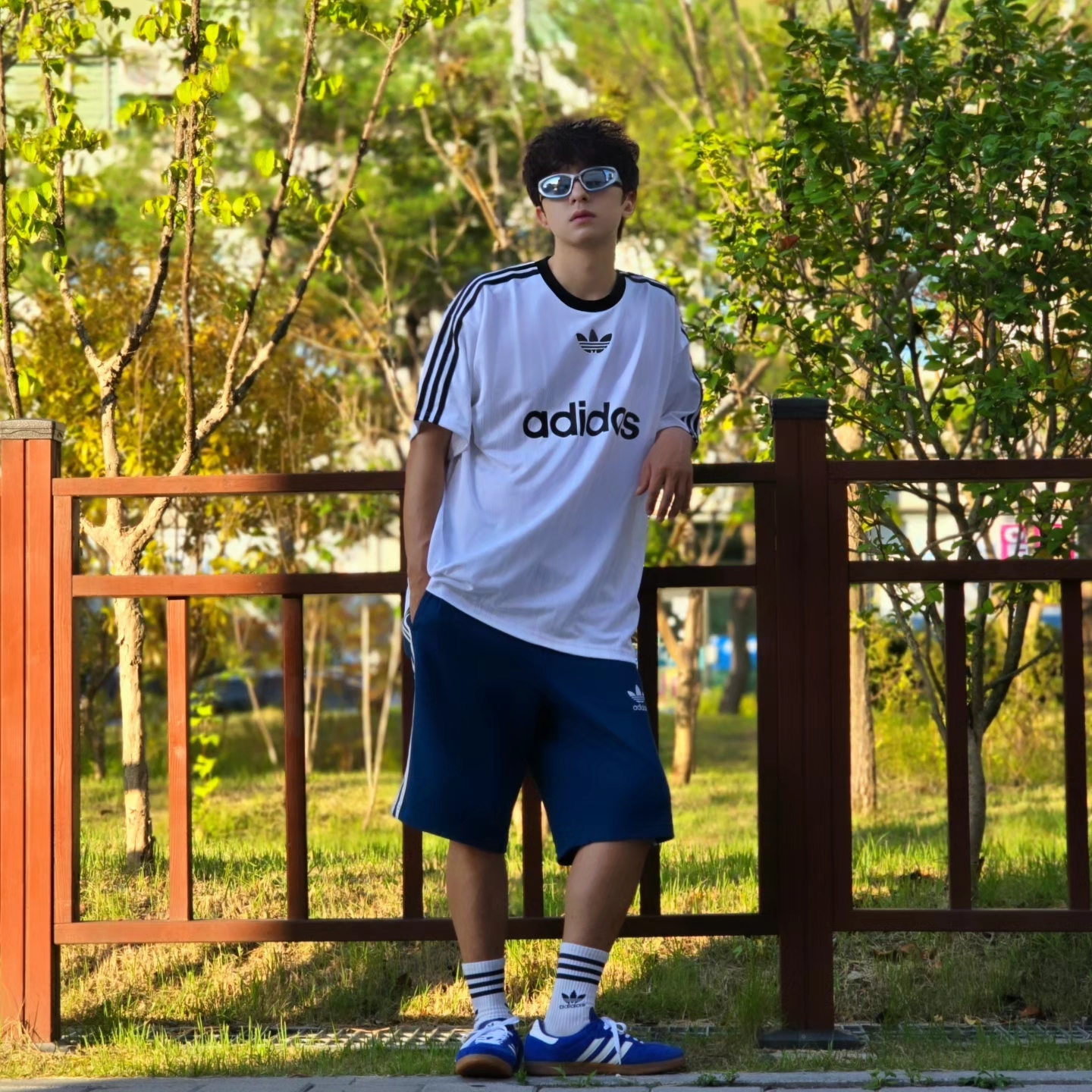 Adidas Adicolor T-Shirt White Black - KR Sizing, Adidas Samba OG Royal Blue 착용 스타일 - 3