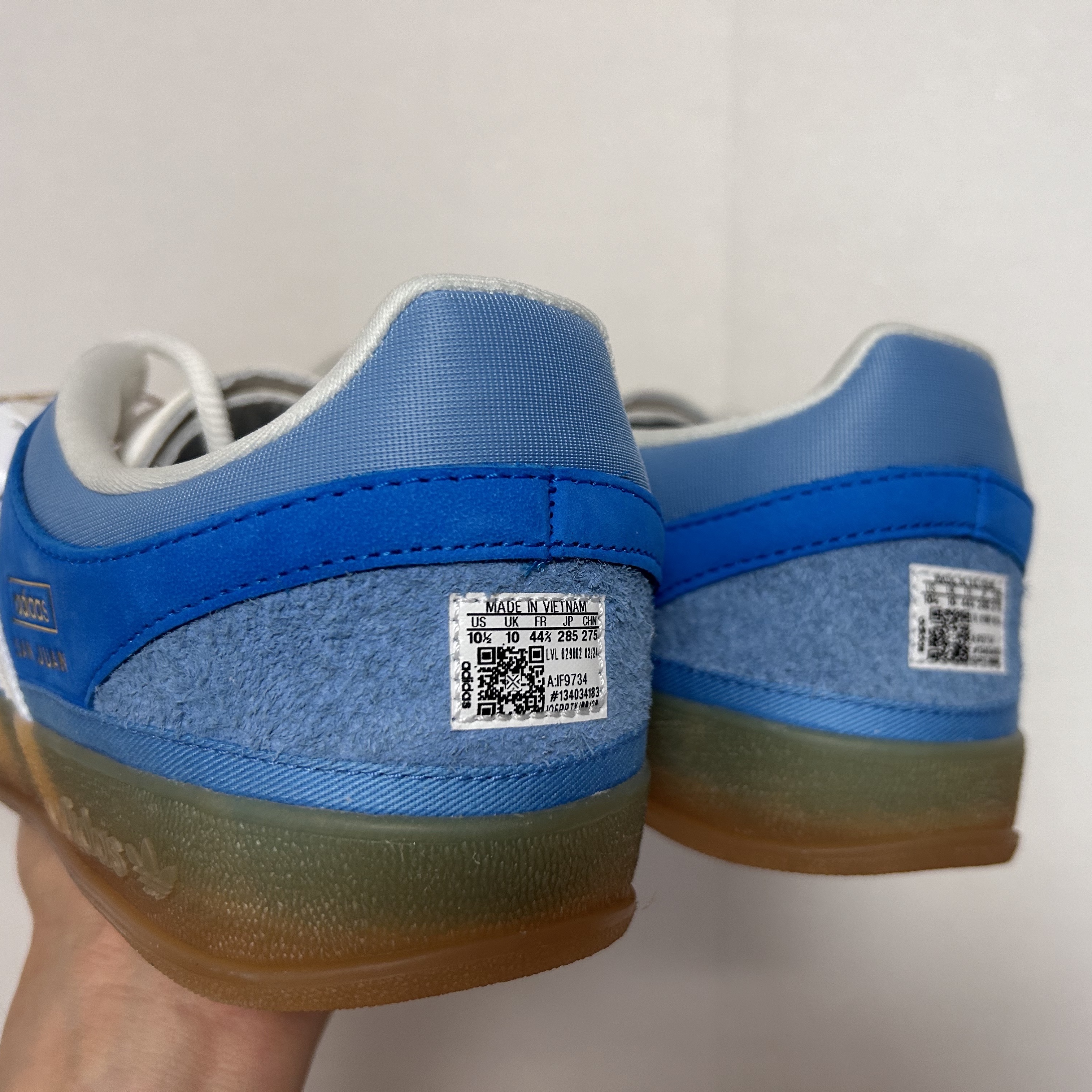 Adidas x Bad Bunny Gazelle Indoor Supplier Color Core White 착용 스타일 - 3
