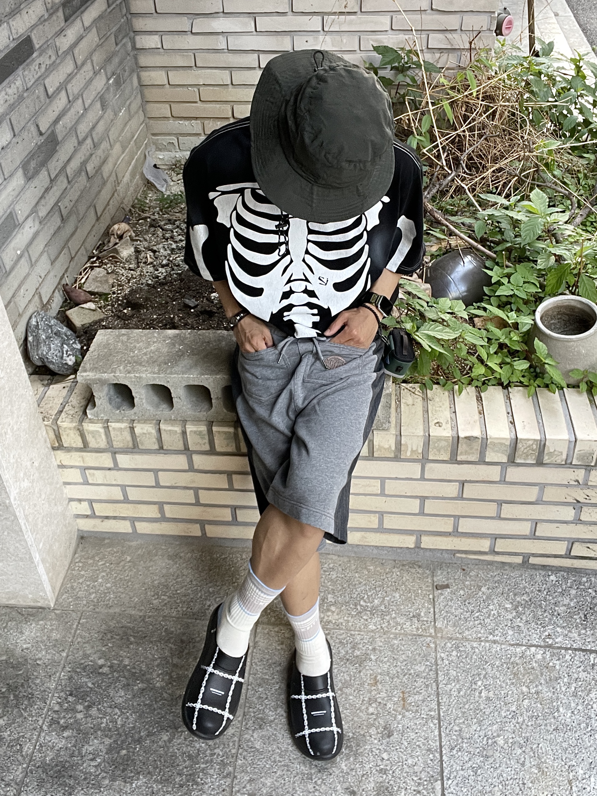 Oofos x Undercover Clog Black 착용 스타일 - 1