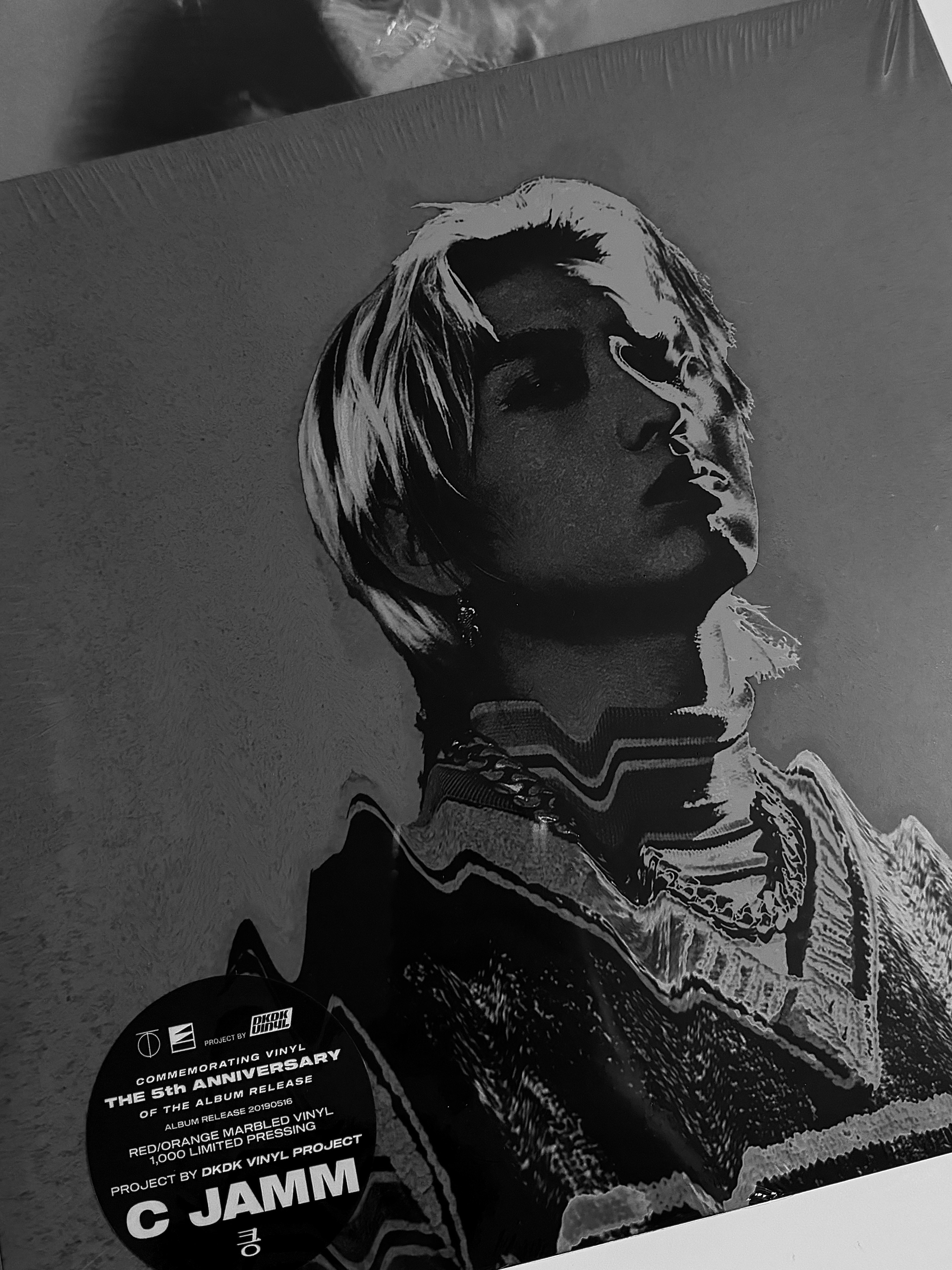 C JAMM 1st Mini Album Keung LP Black, C JAMM 1st Mini Album Keung LP Limited Edition Orange Red Marbled 착용 스타일 - 2