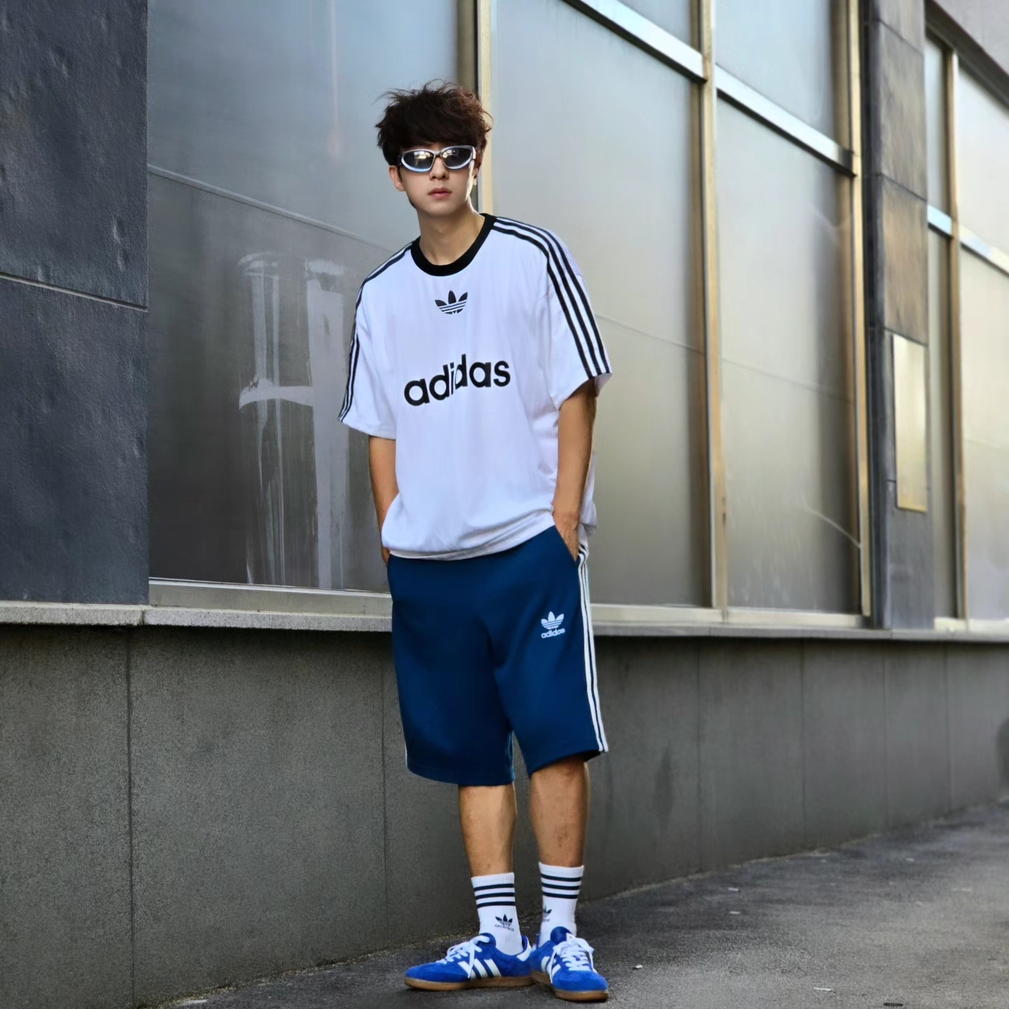 Adidas Adicolor T-Shirt White Black - KR Sizing, Adidas Samba OG Royal Blue 착용 스타일 - 1