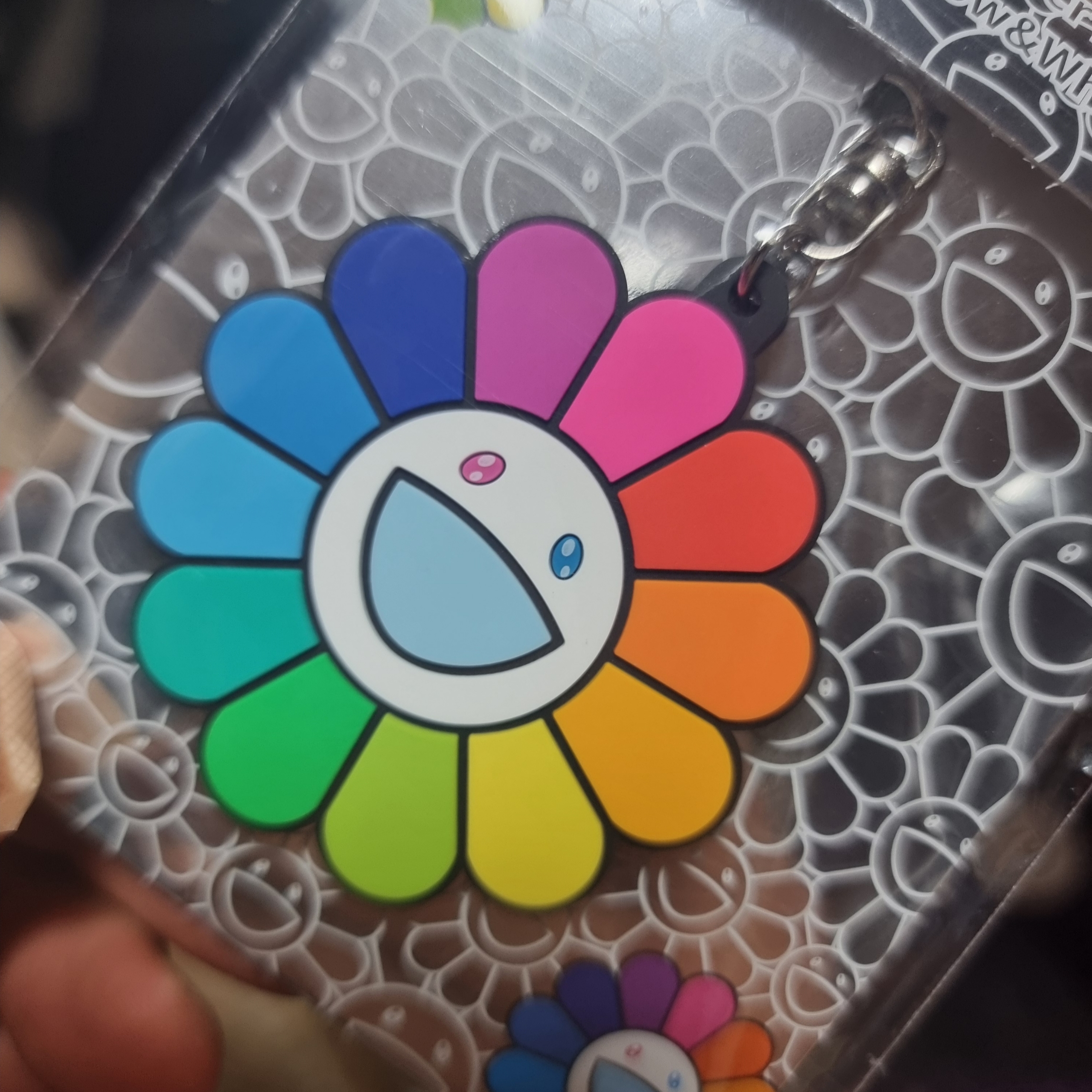 Kaikai Kiki Flower Rubber Keyring Rainbow White 착용 스타일