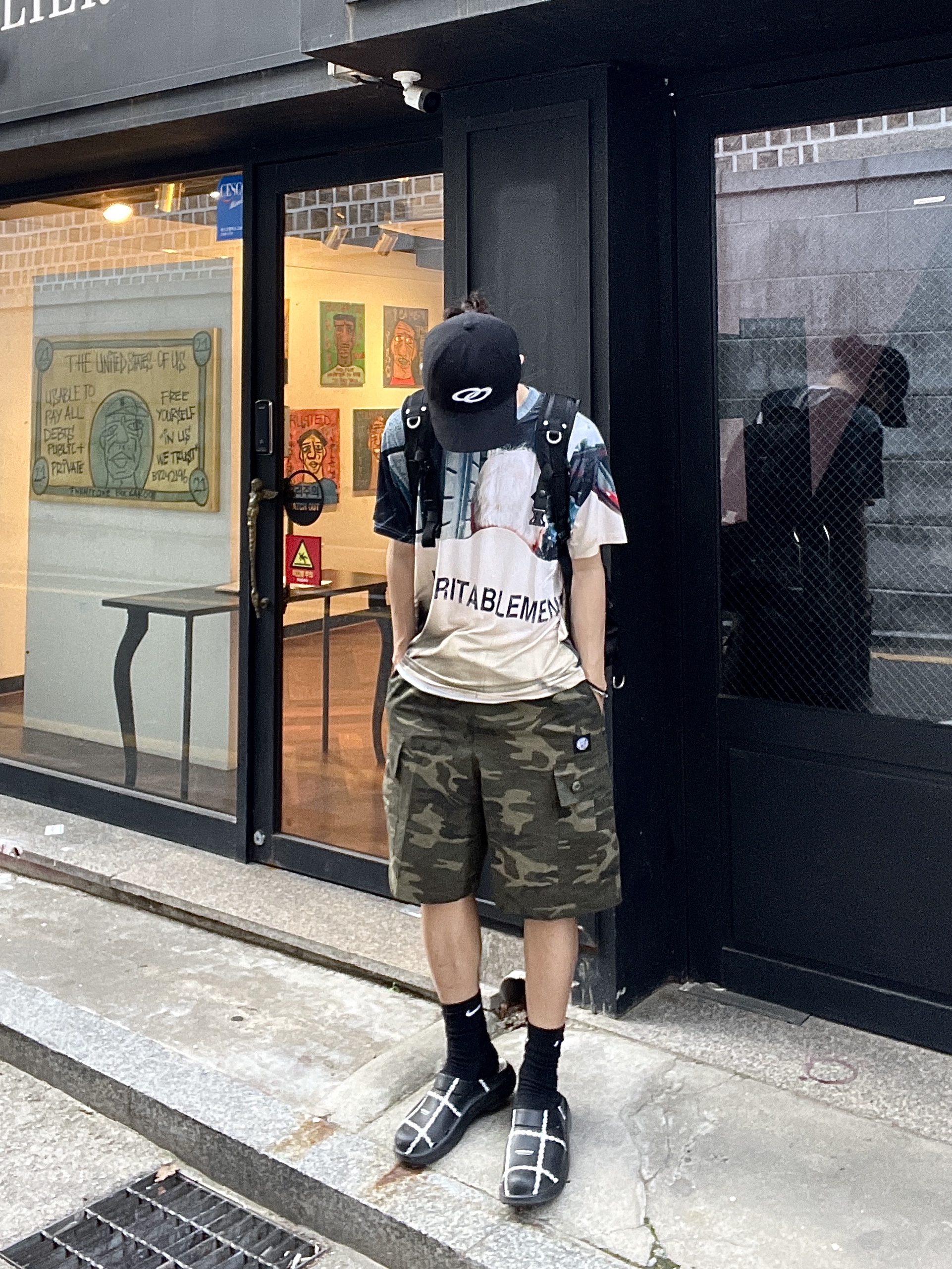 Oofos x Undercover Clog Black 착용 스타일 - 1