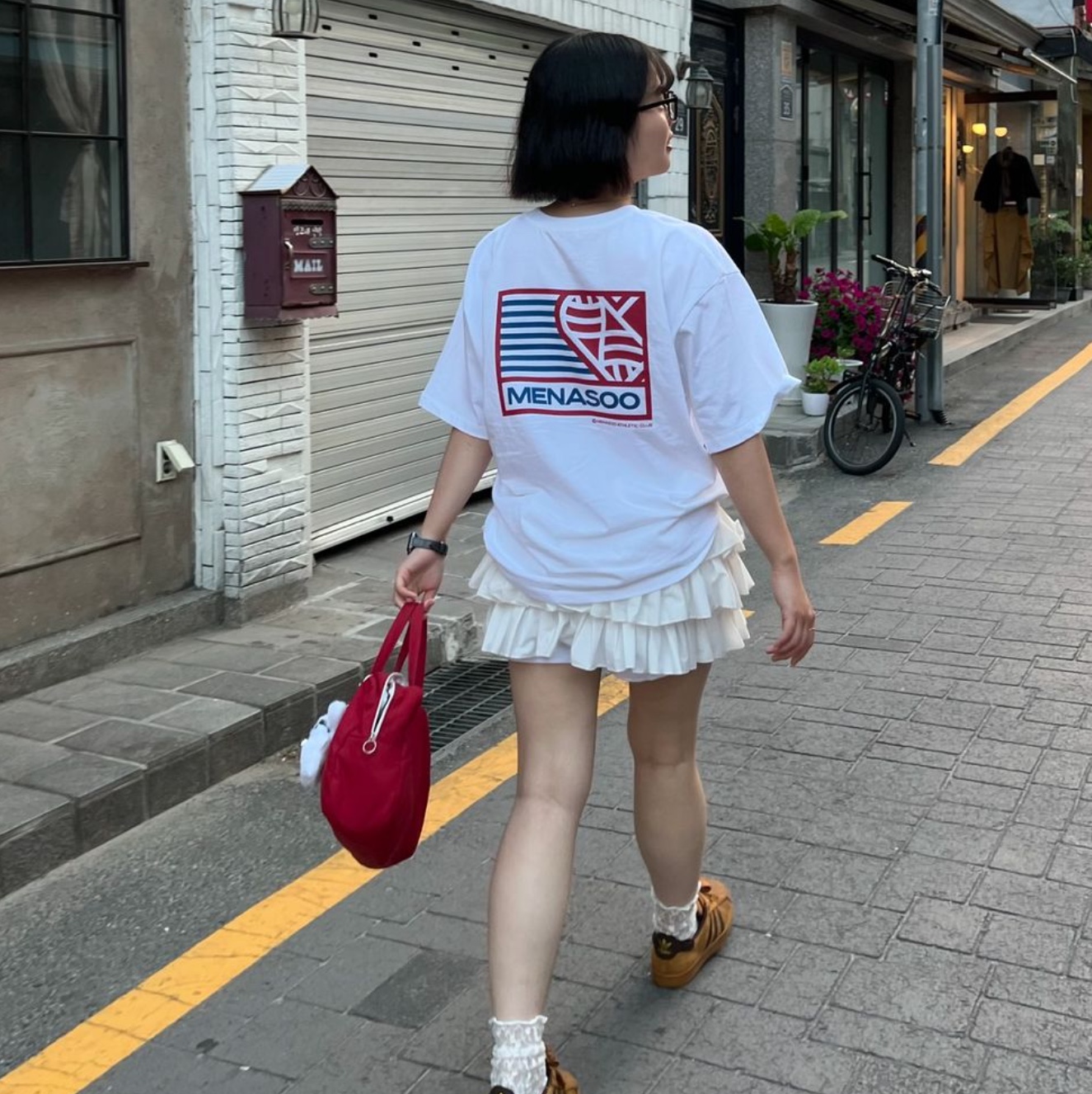 Menasoo Small Hearttrack Overfit Tee Black Edition, Menasoo Small Hearttrack Overfit Tee SkyBlue 착용 스타일
