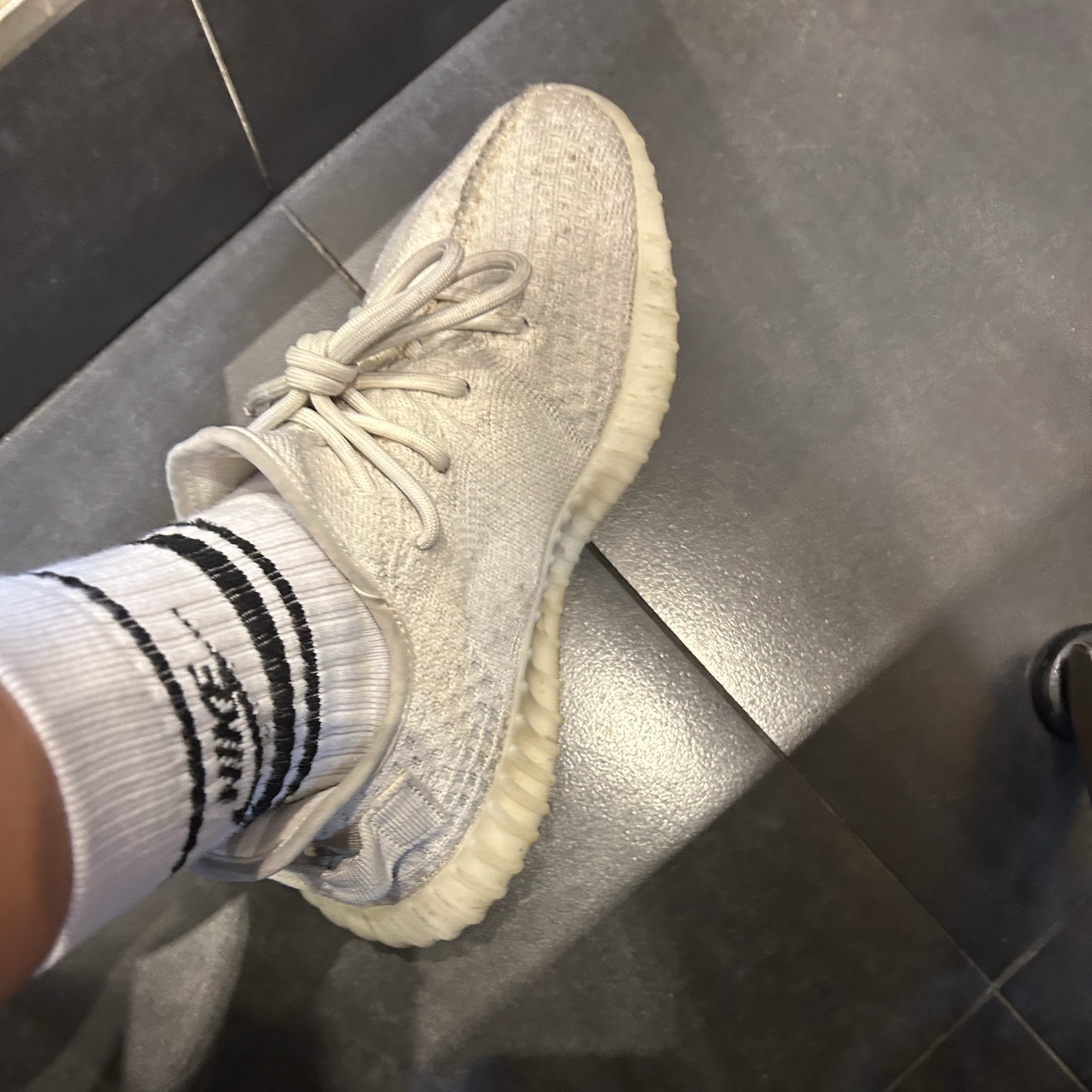 Adidas Yeezy Boost 350 V2 Bone 착용 스타일
