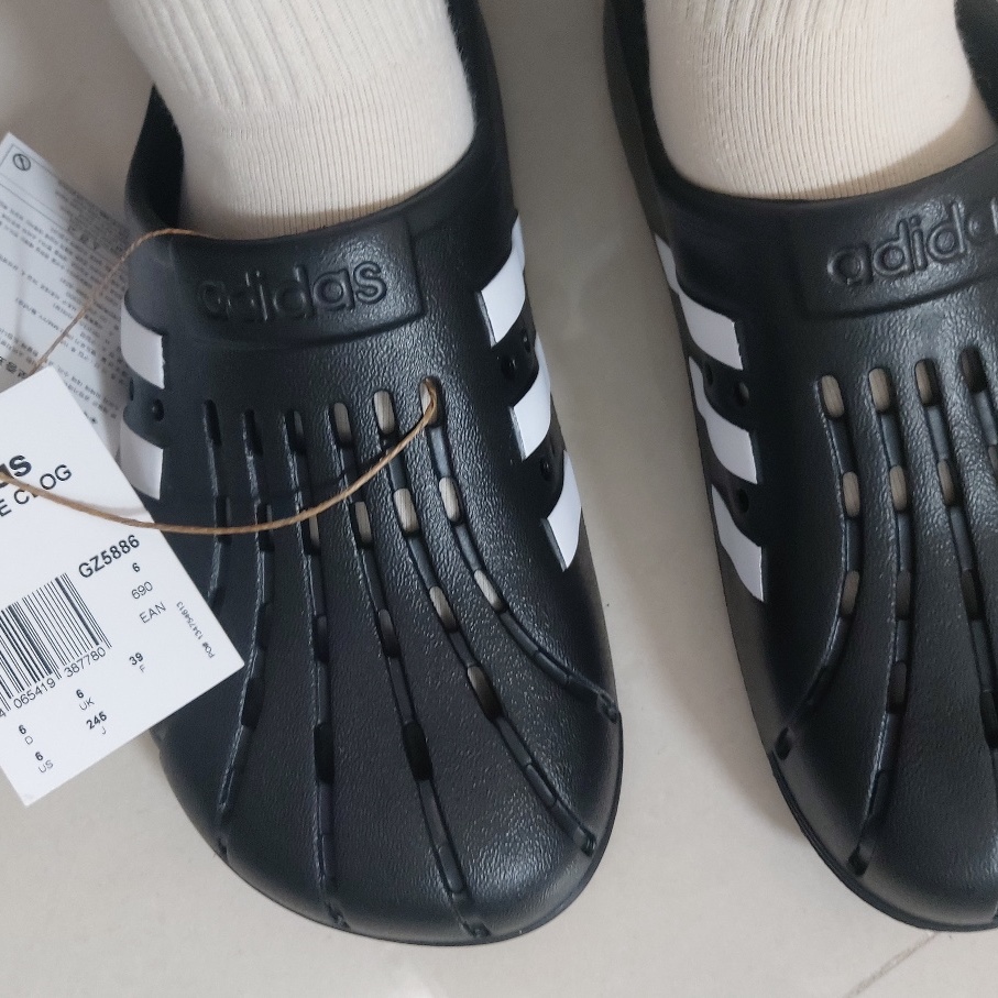 Adidas Adilette Clog Black White 착용 스타일 - 2