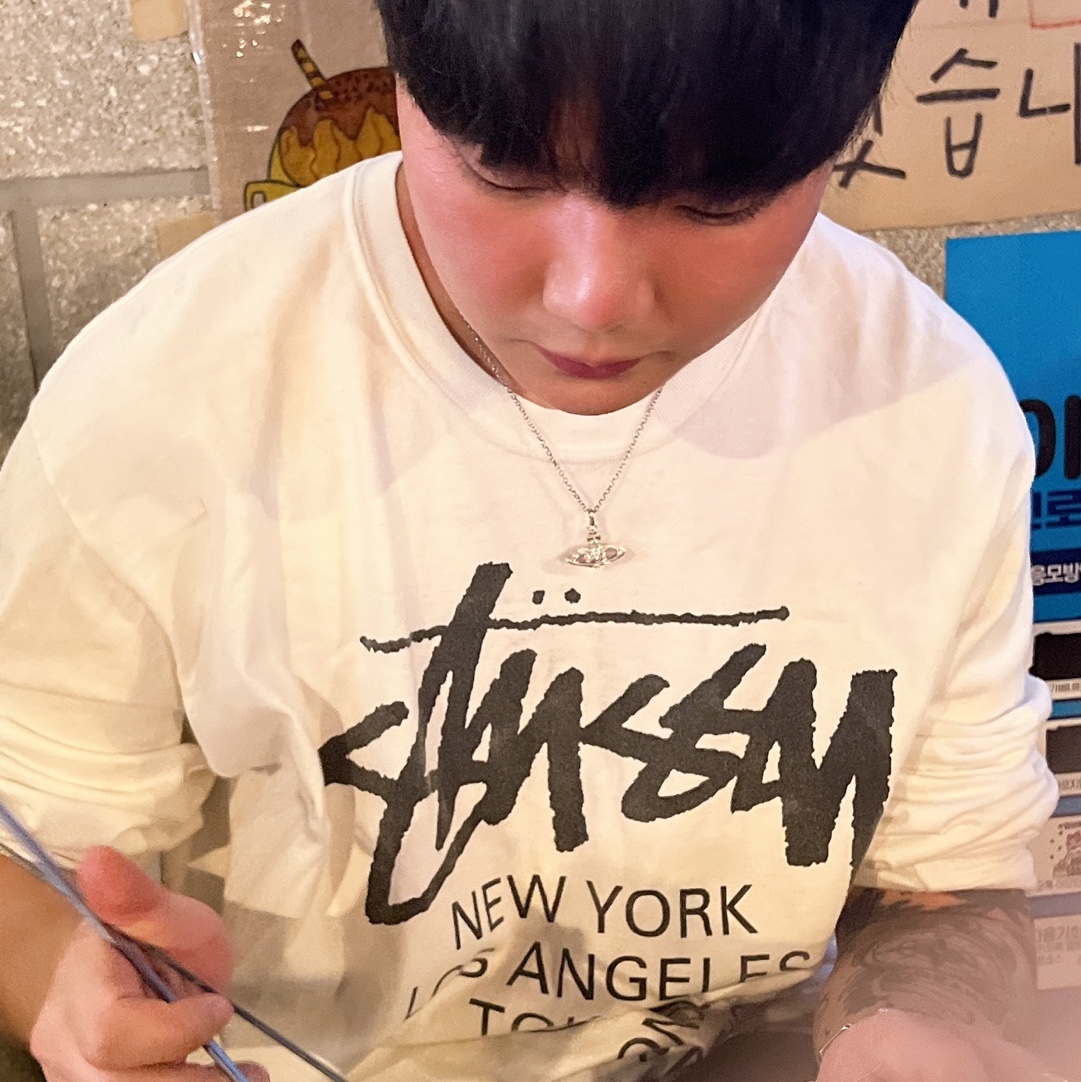Stussy World Tour LS T-Shirt White, Vivienne Westwood Mini Bas Relief Pendant Silver 착용 스타일