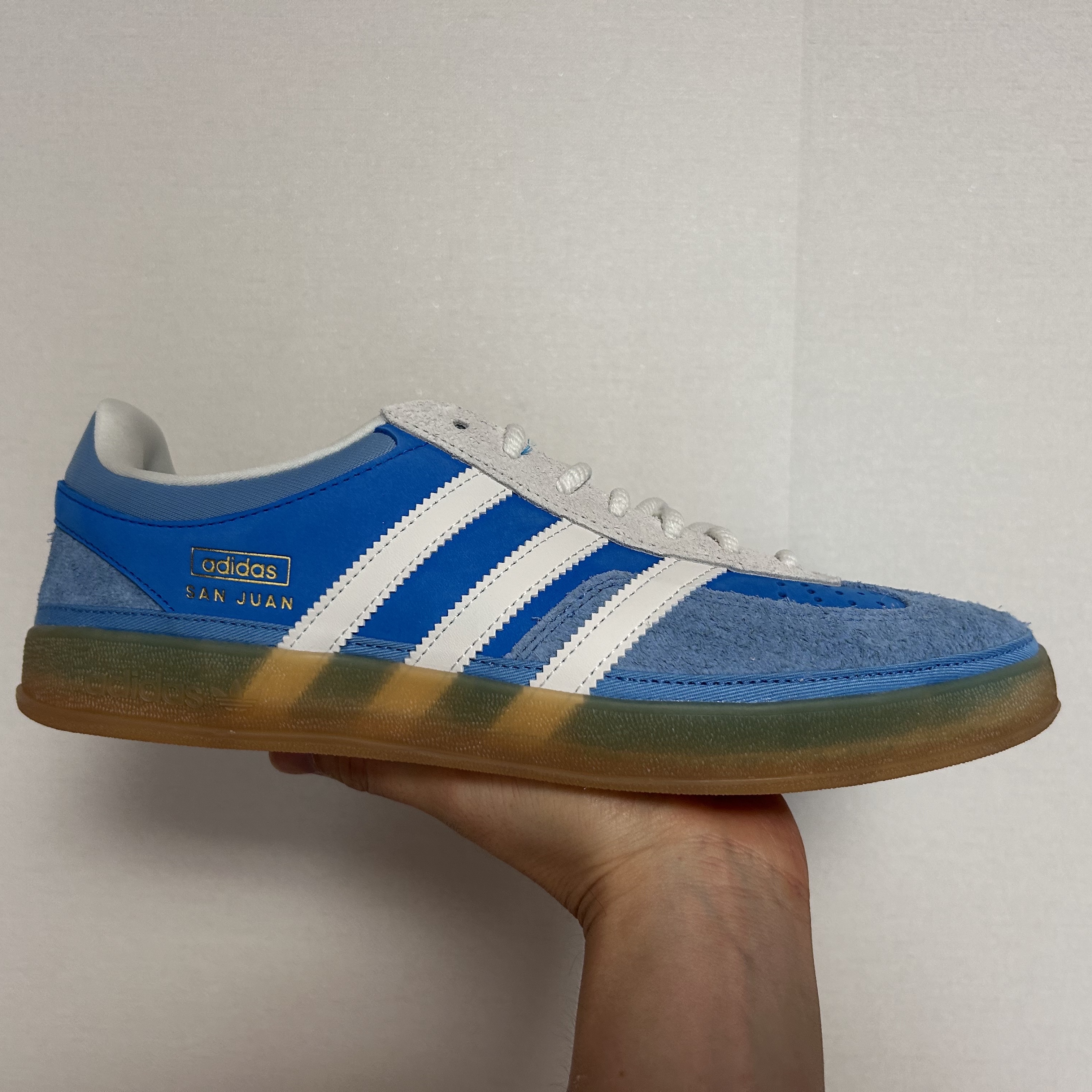 Adidas x Bad Bunny Gazelle Indoor Supplier Color Core White 착용 스타일 - 1
