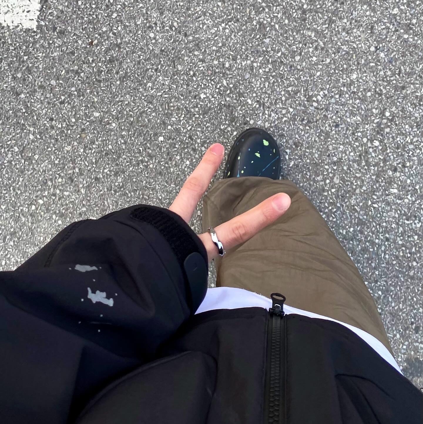 Oofos x Thisisneverthat Clog Black 착용 스타일