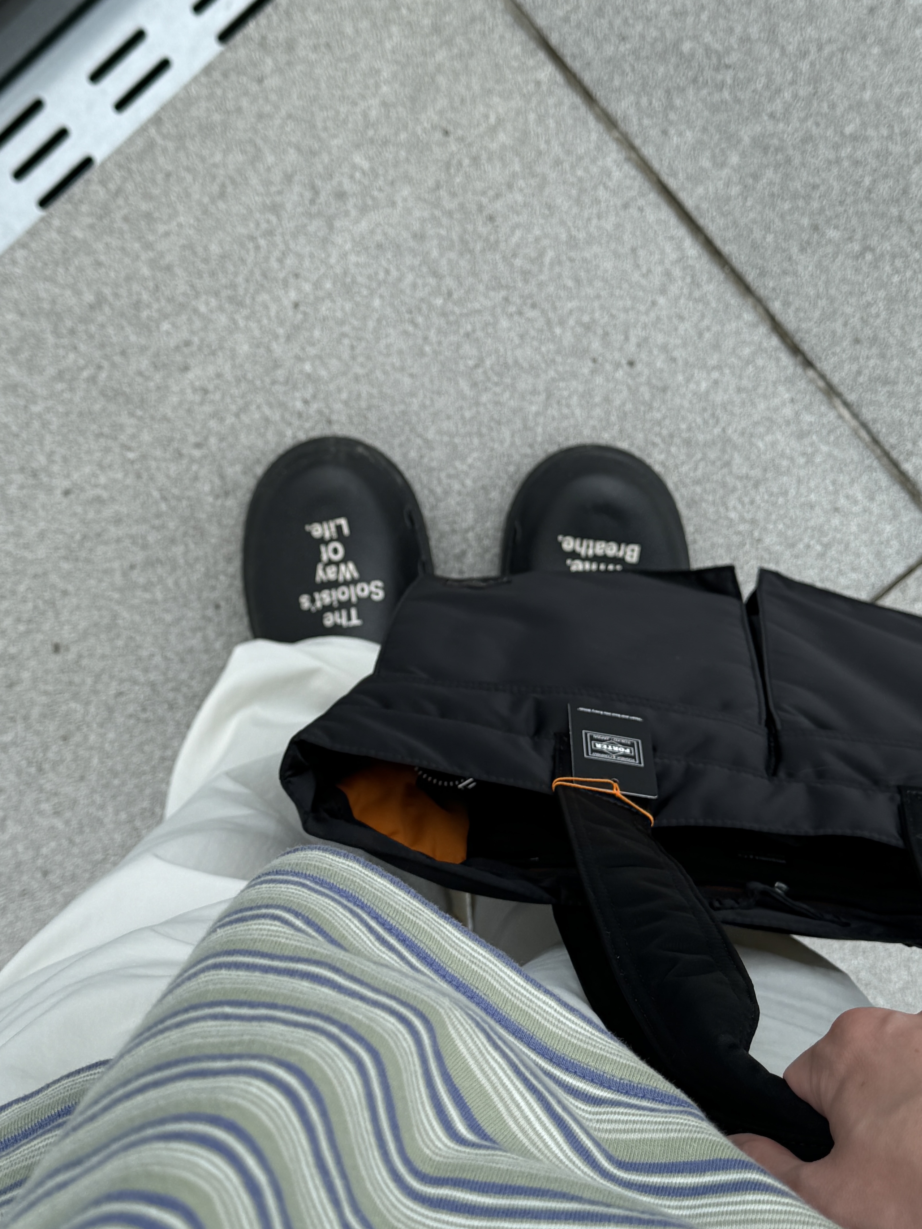 Oofos x Takahiromiyashita The Soloist The Soloist's Way Of Life Clog Black White, Porter Tanker Tote Bag Black 착용 스타일 - 2