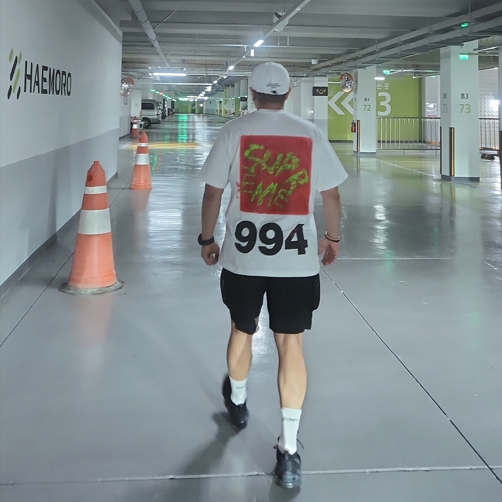 Supreme Paint T-Shirt White - 24SS, Nike Air Max Scorpion Flyknit Black Anthracite 착용 스타일 - 1