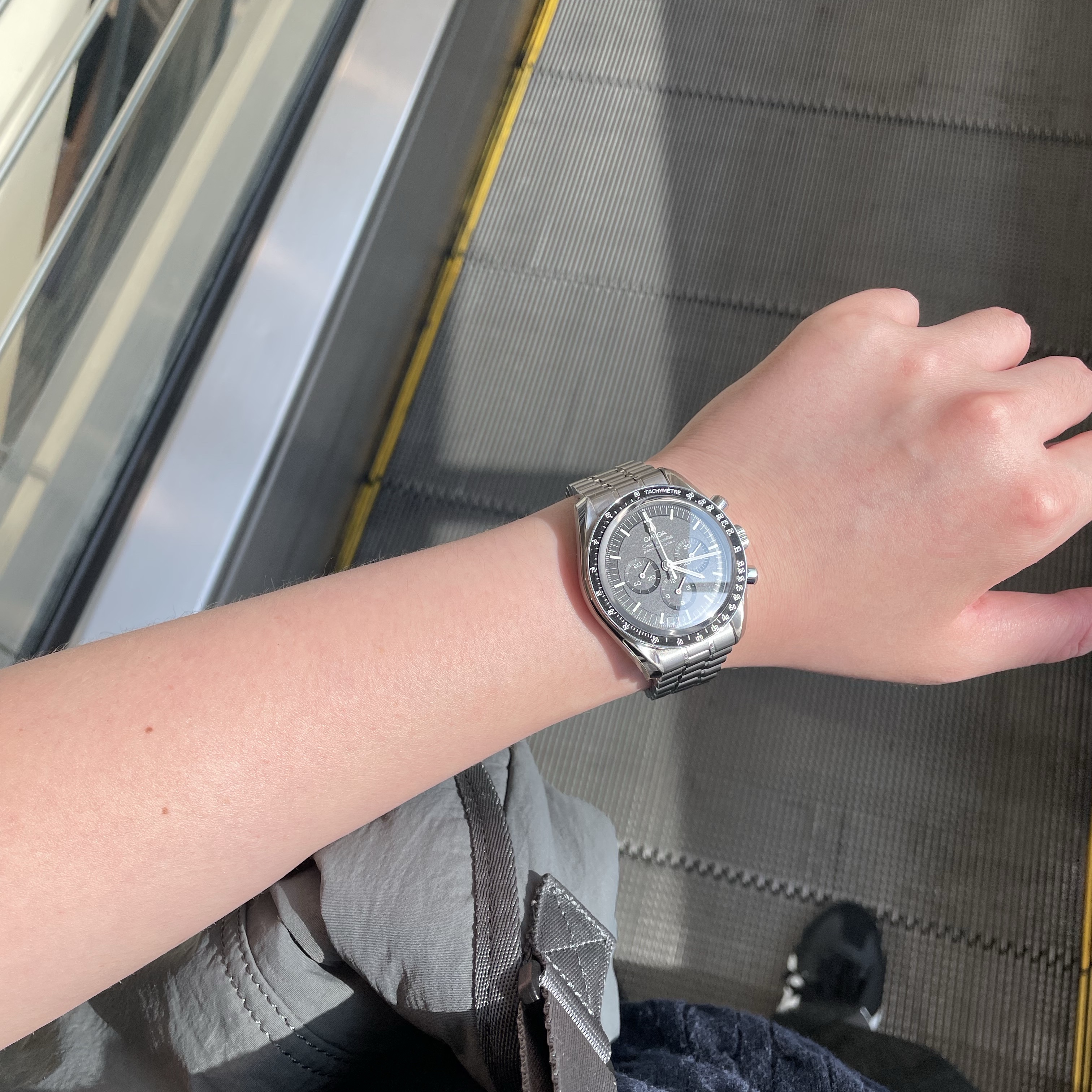 Omega Speedmaster Moonwatch Professional Co Axial Master Chronometer Chronograph Steel Black (Transparent Caseback Ver.) 착용 스타일 - 1