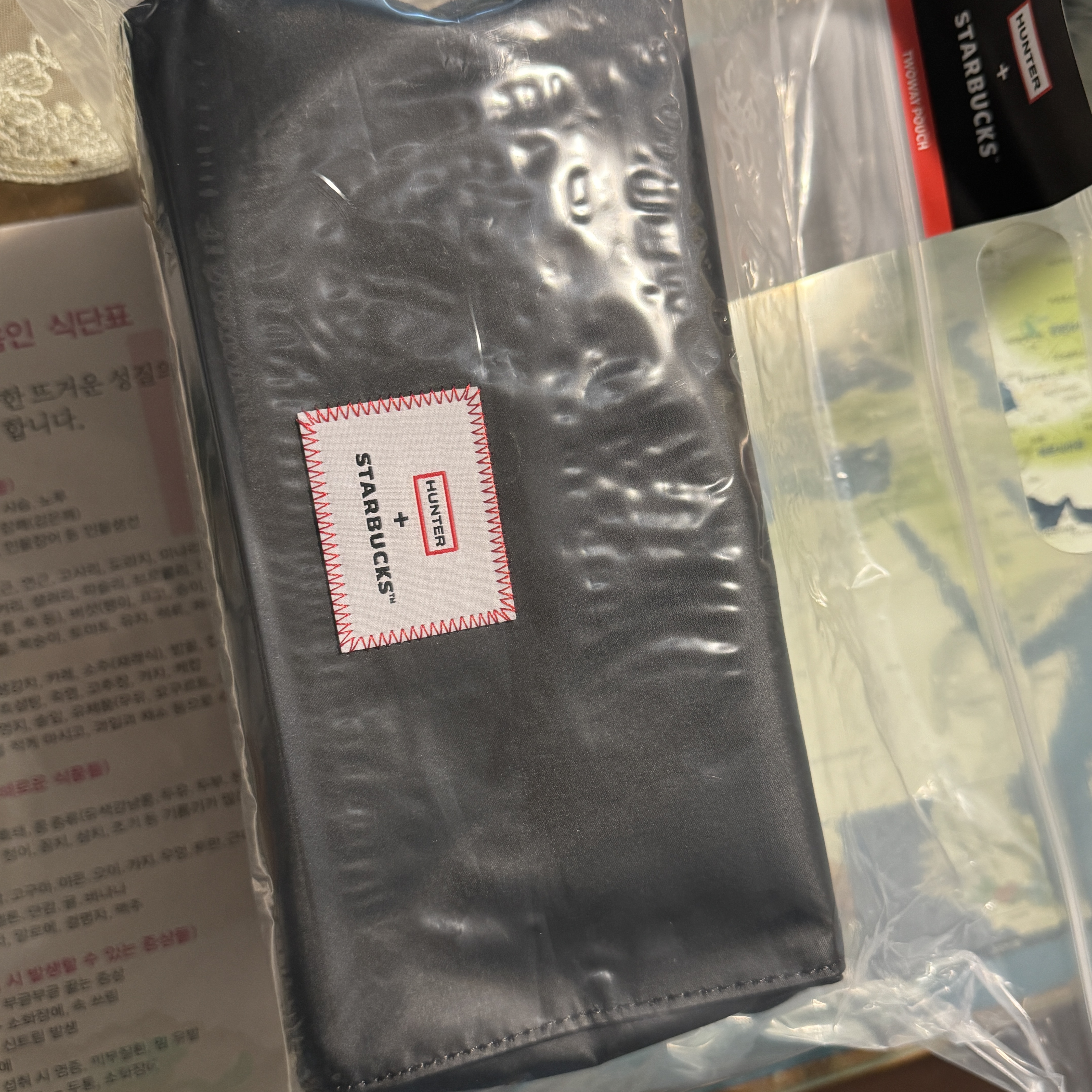 Starbucks x Hunter Two Way Pouch Black 착용 스타일