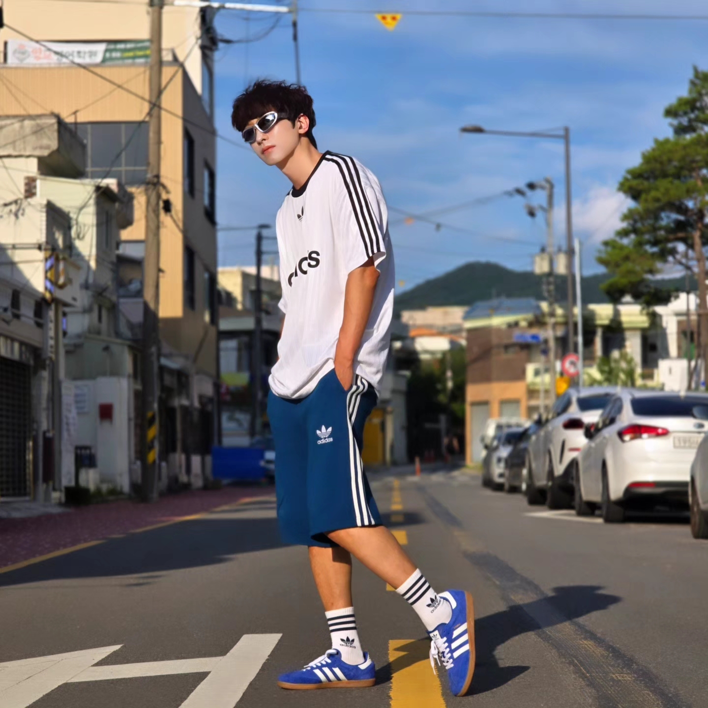 Adidas Adicolor T-Shirt White Black - KR Sizing, Adidas Samba OG Royal Blue 착용 스타일 - 5