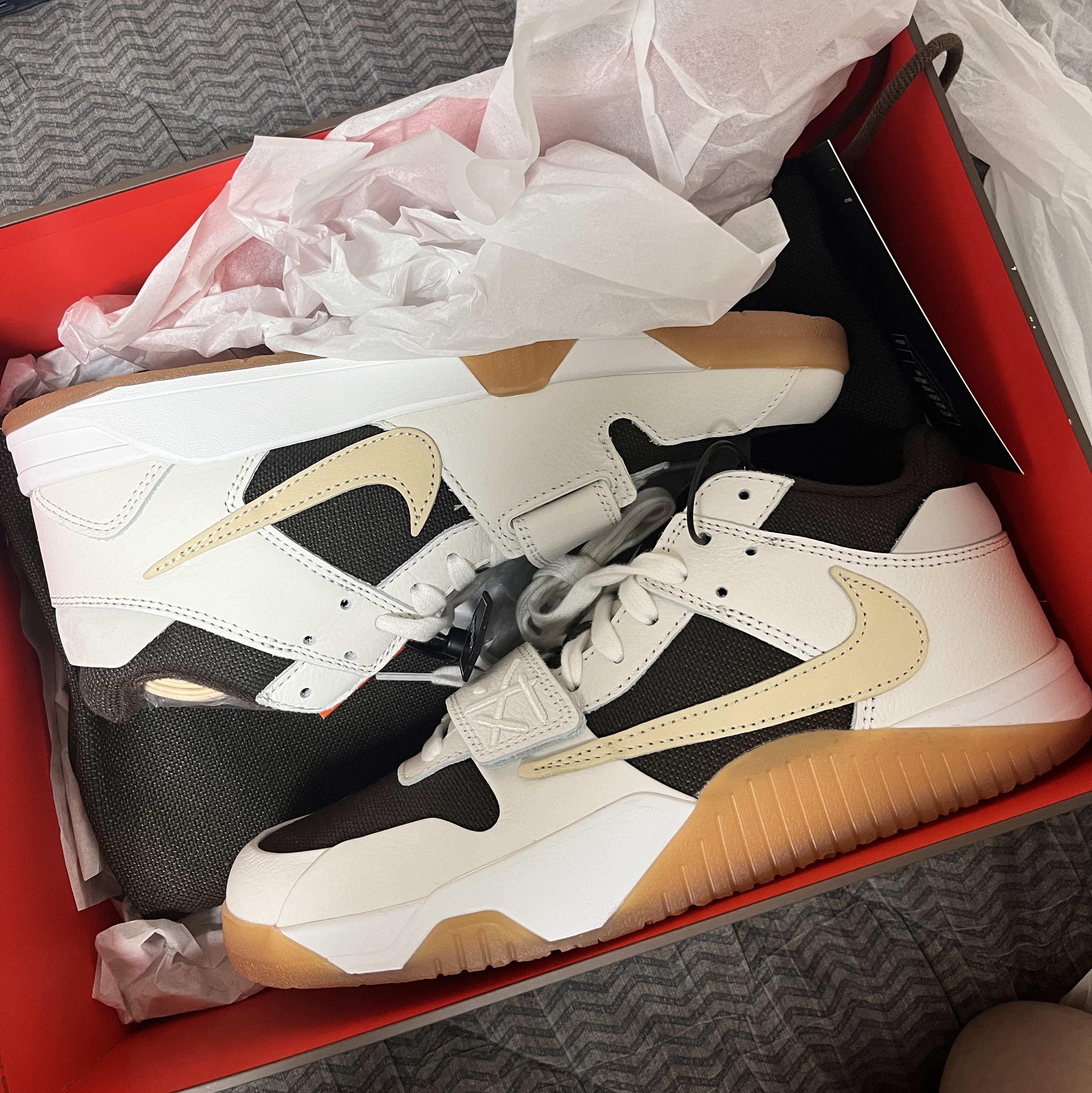 Jordan x Travis Scott Jumpman Jack TR Sail and Dark Mocha 착용 스타일