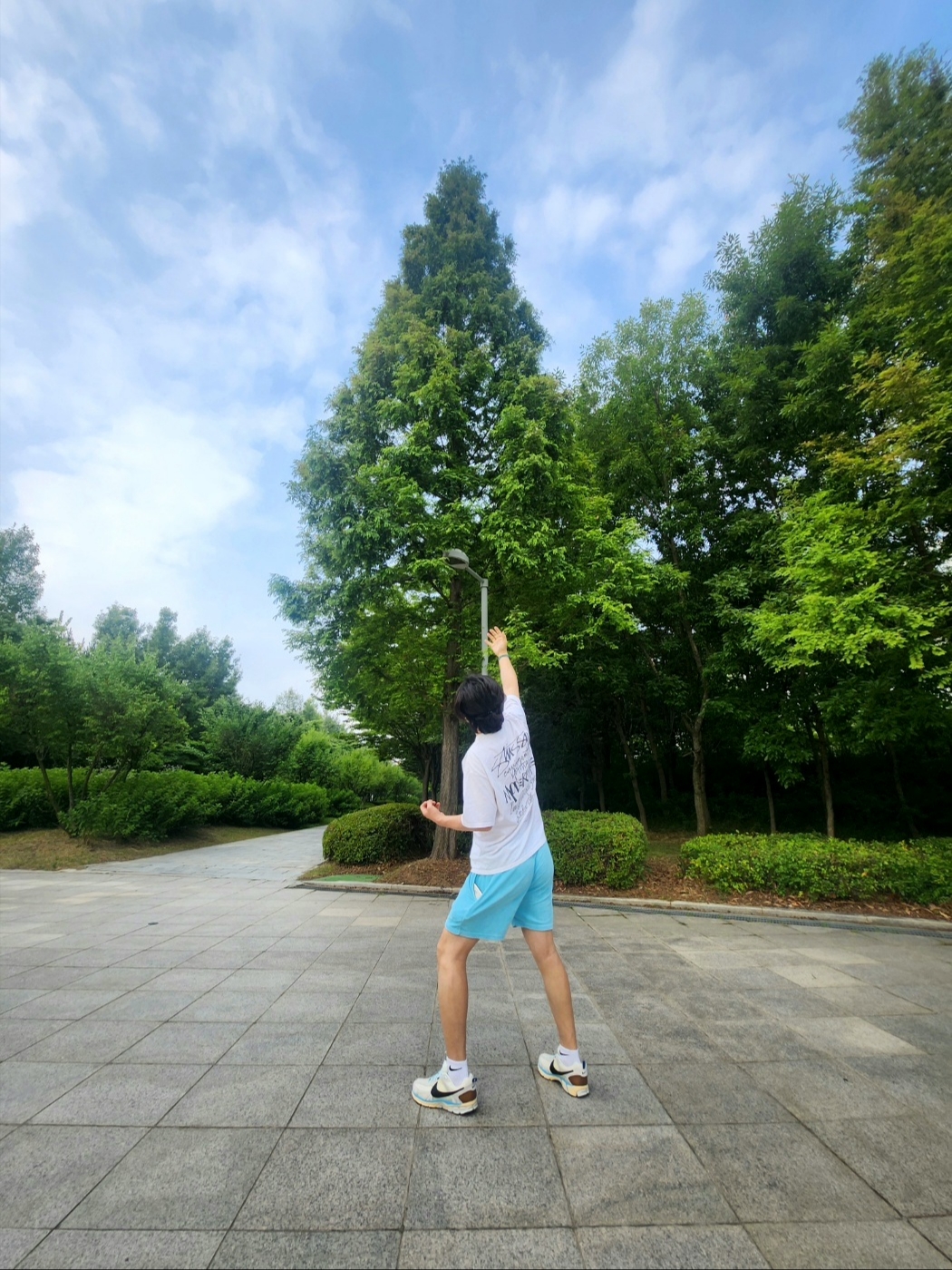 (W) Nike Zoom Vomero 5 PRM Designed by Japan, Stussy Modern Age T-Shirt White 착용 스타일