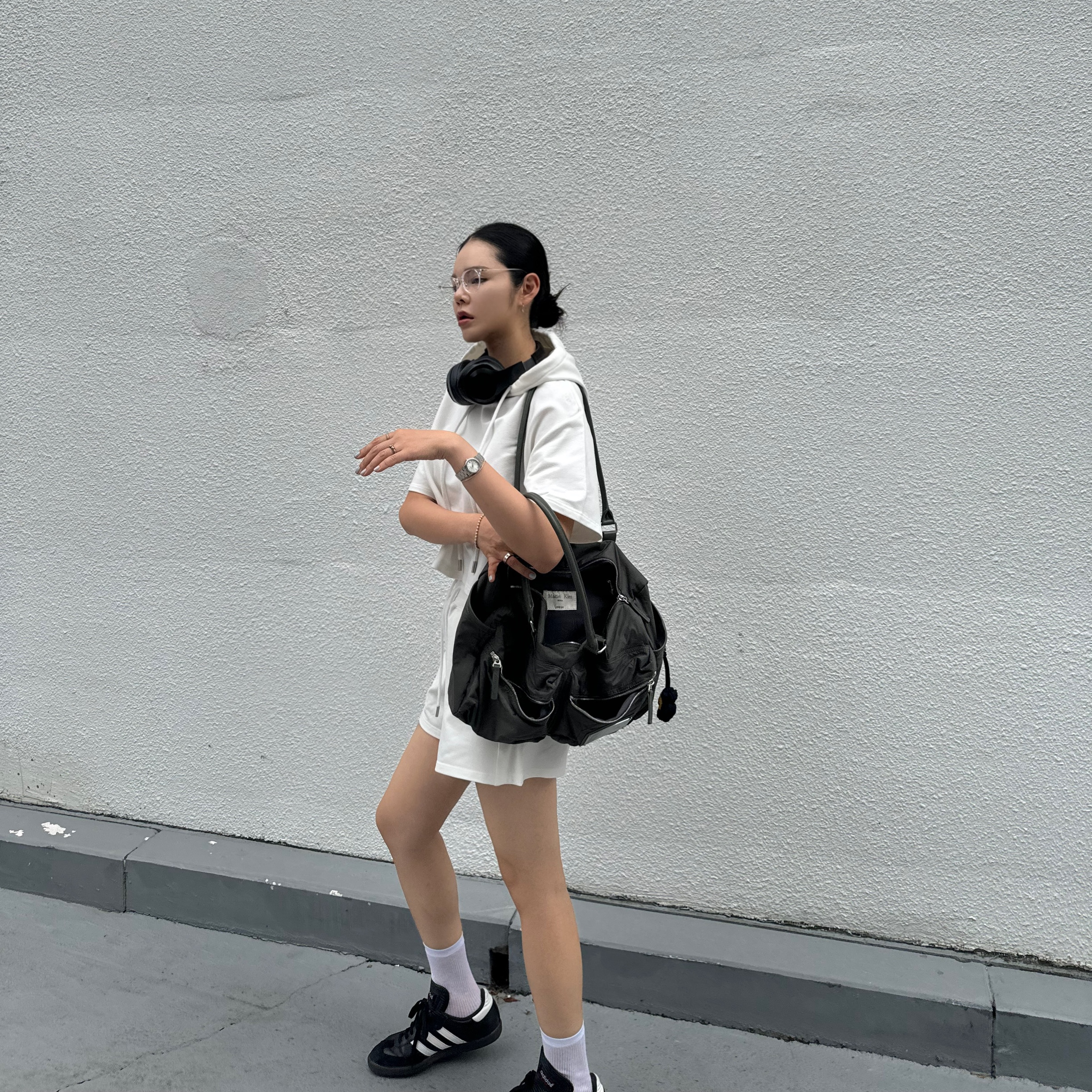 Beats Studio Pro Wireless Over Ear Headphone Black (Korean Ver.), Matin Kim Cargo Sporty Tote Bag Khaki 착용 스타일 - 2