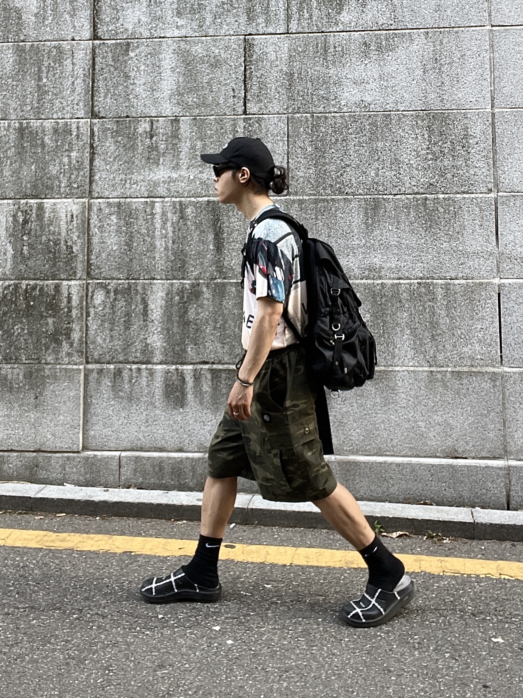 Oofos x Undercover Clog Black 착용 스타일 - 3