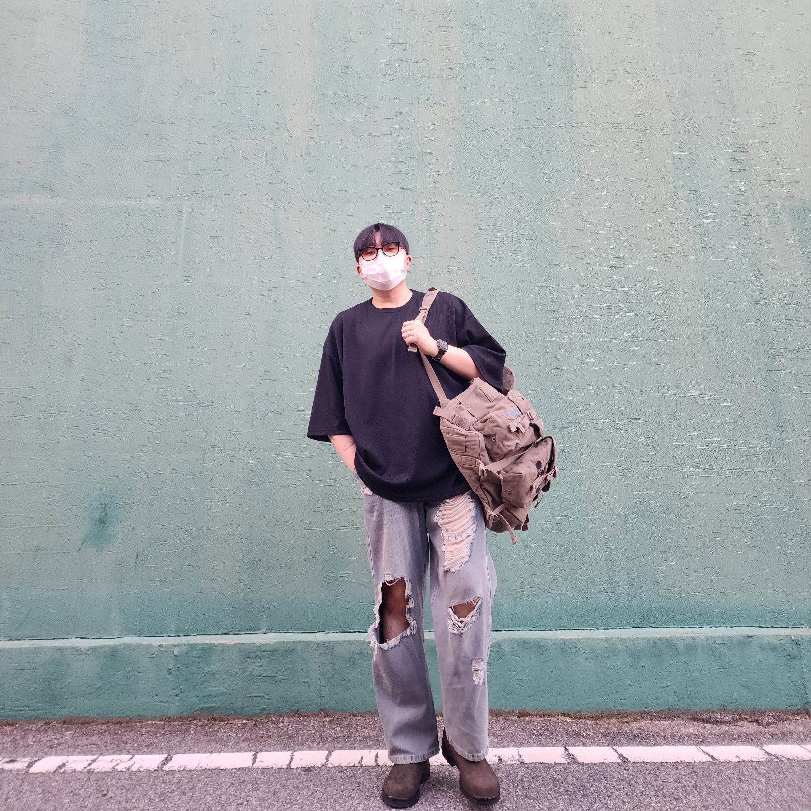 Thisisneverthat x Grateful Dead Iconography Alice Pack Mud, BLUNDSTONE Classics 585 Chelsea Boots Rustic Brown 착용 스타일 - 2