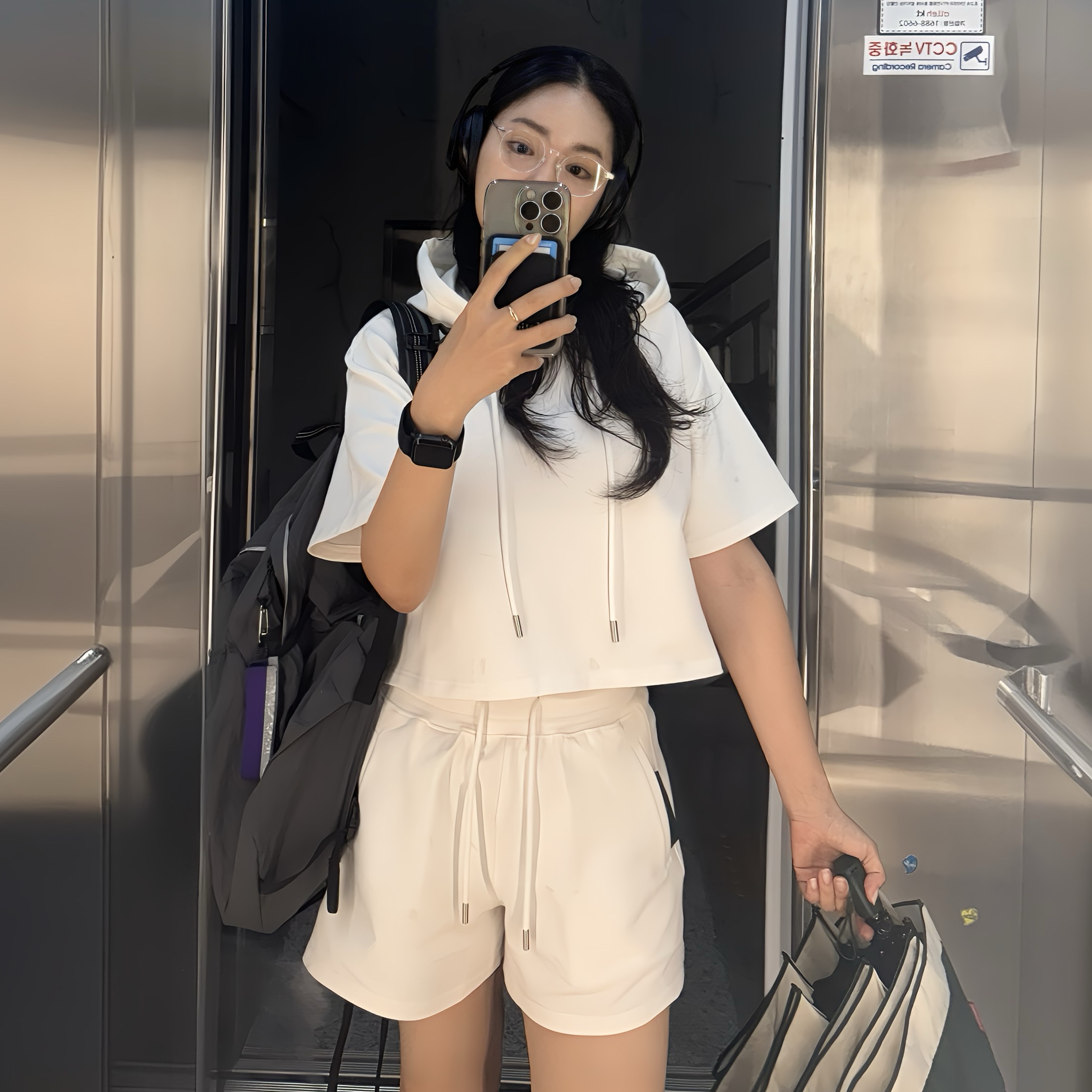 Beats Studio Pro Wireless Over Ear Headphone Black (Korean Ver.), Matin Kim Cargo Sporty Tote Bag Khaki 착용 스타일 - 4