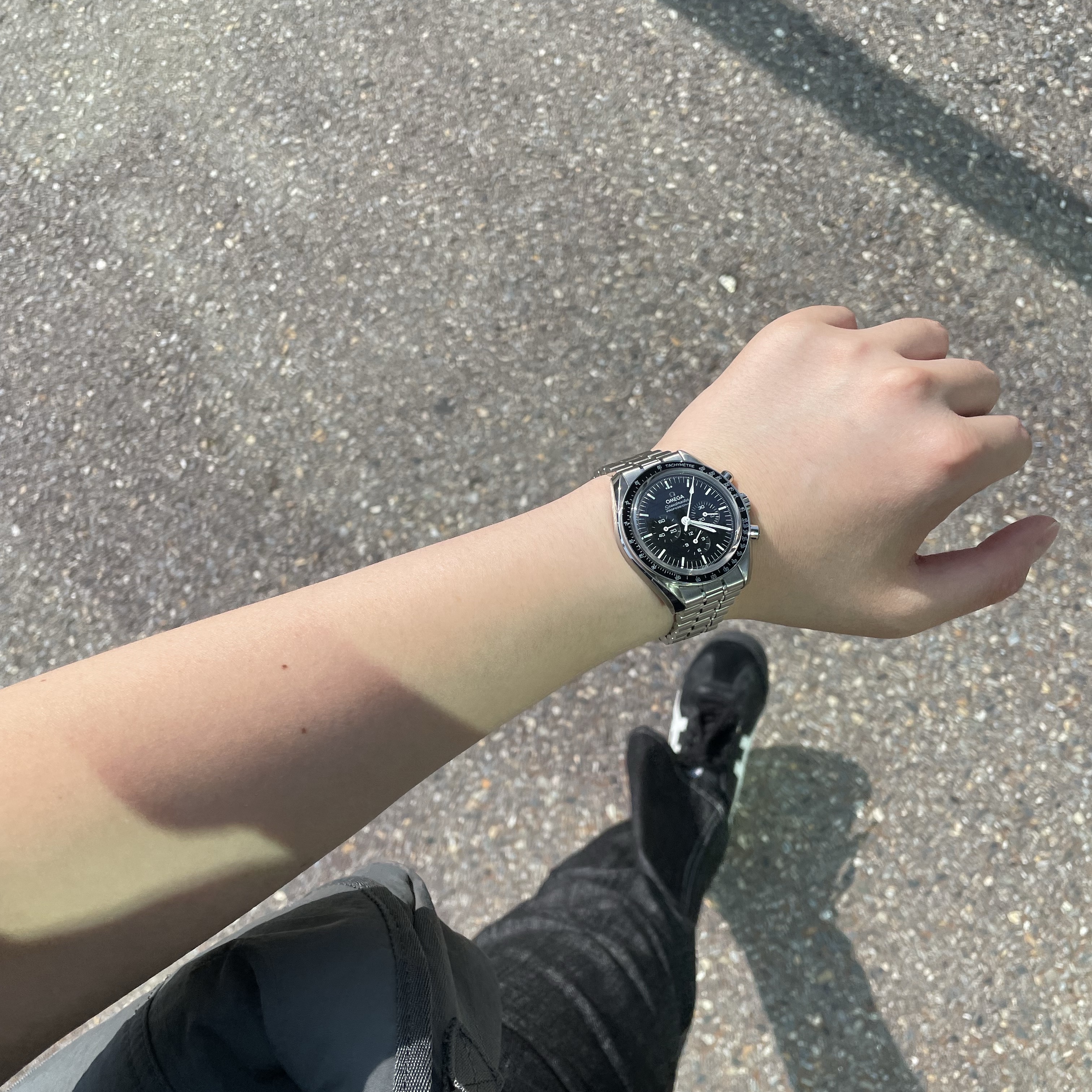 Omega Speedmaster Moonwatch Professional Co Axial Master Chronometer Chronograph Steel Black (Transparent Caseback Ver.) 착용 스타일 - 2