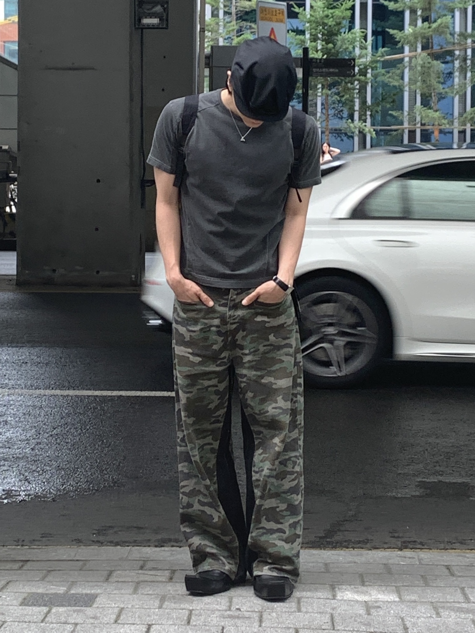 Prada Re-Nylon Hat Black, Balenciaga Romeo Mule Black 착용 스타일 - 2
