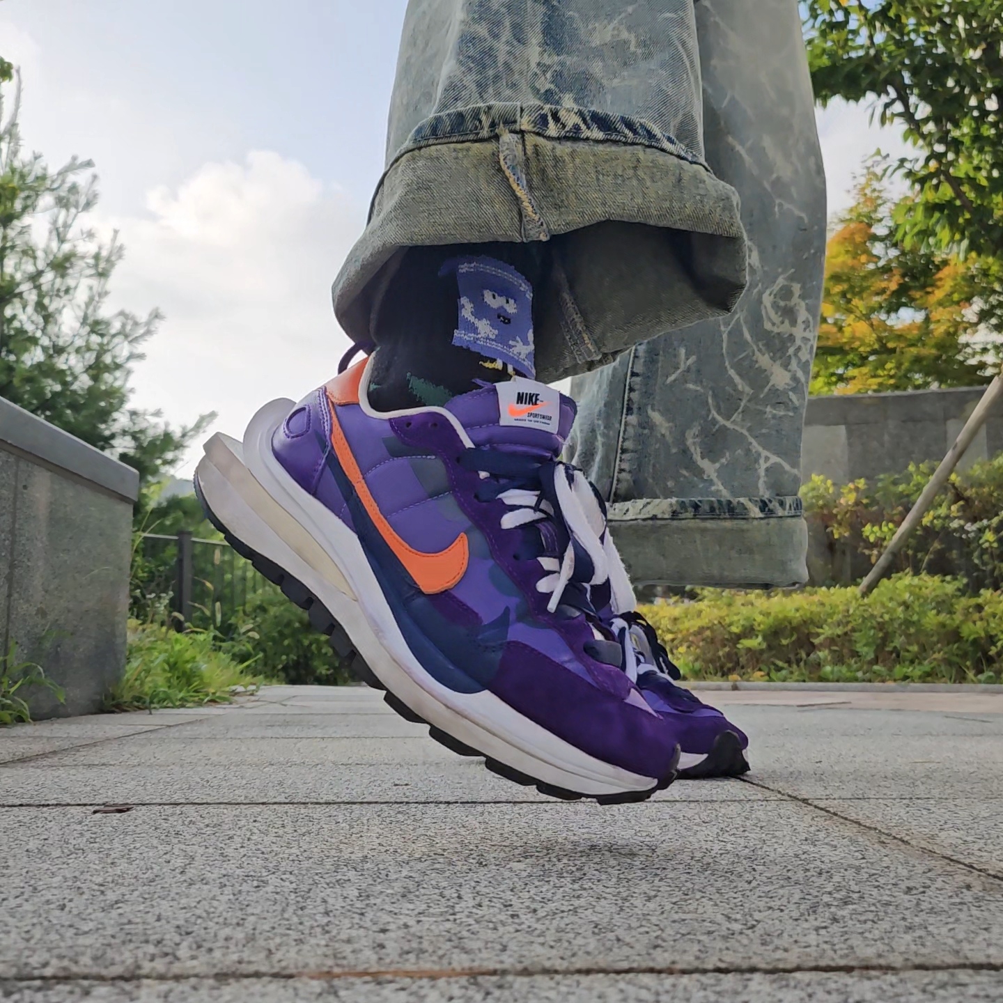 Nike x Sacai VaporWaffle Dark Iris, Supreme Webbing Keychain Red - 23SS 착용 스타일 - 3