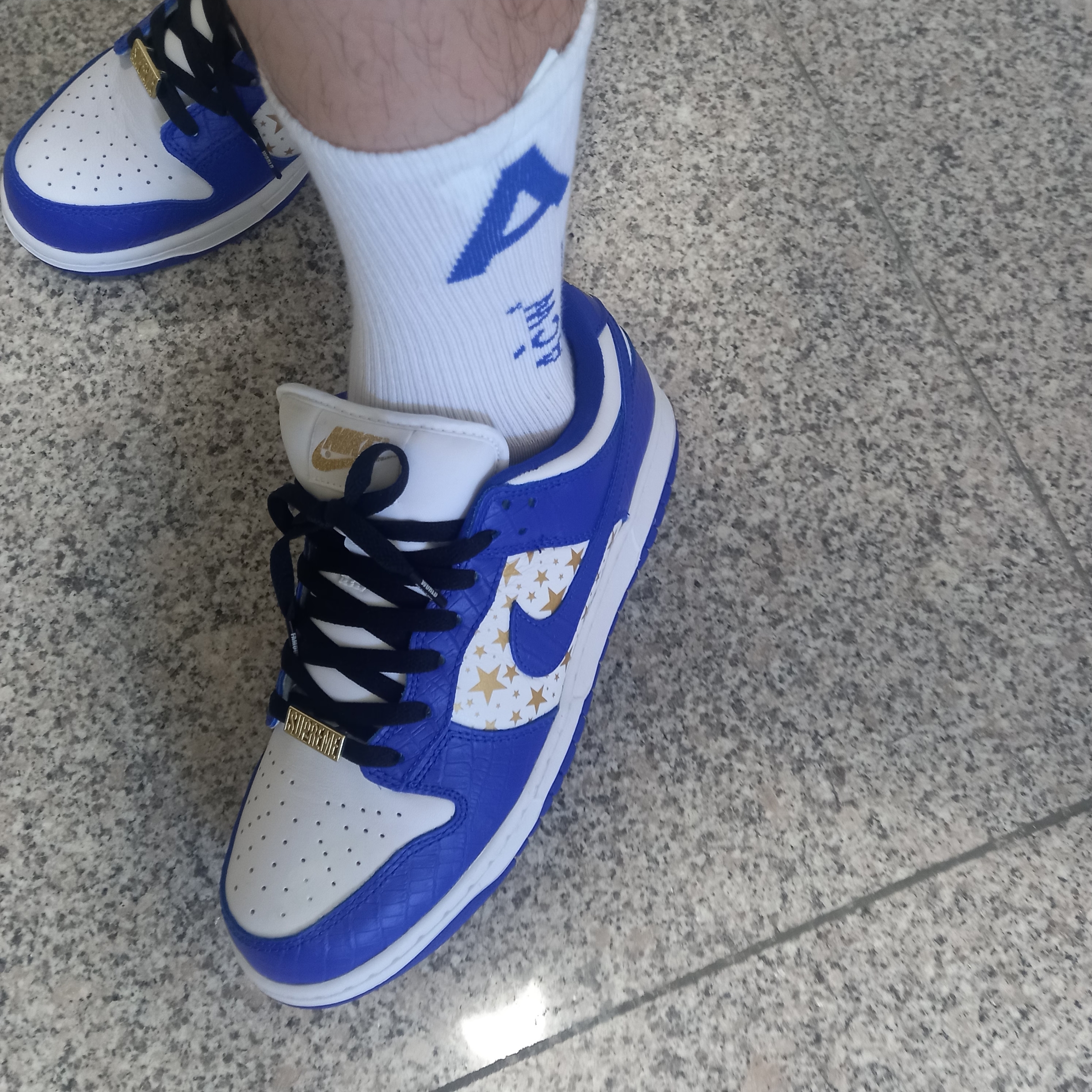 Nike x Supreme SB Dunk Low Hyper Blue 착용 스타일 - 4