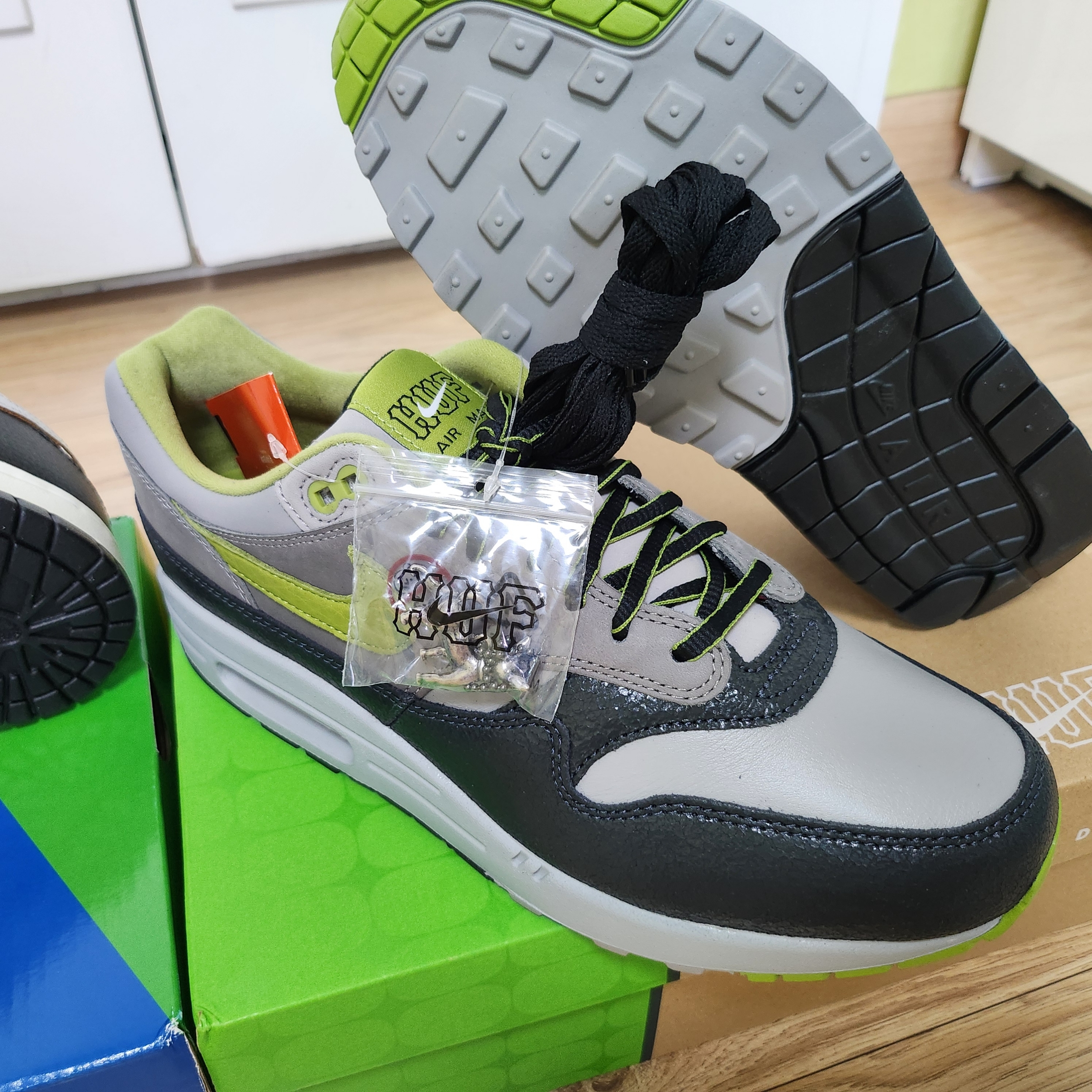 Nike x HUF SB Dunk Low San Francisco, Nike x HUF Air Max 1 SP Anthracite and Medium Grey 착용 스타일 - 3