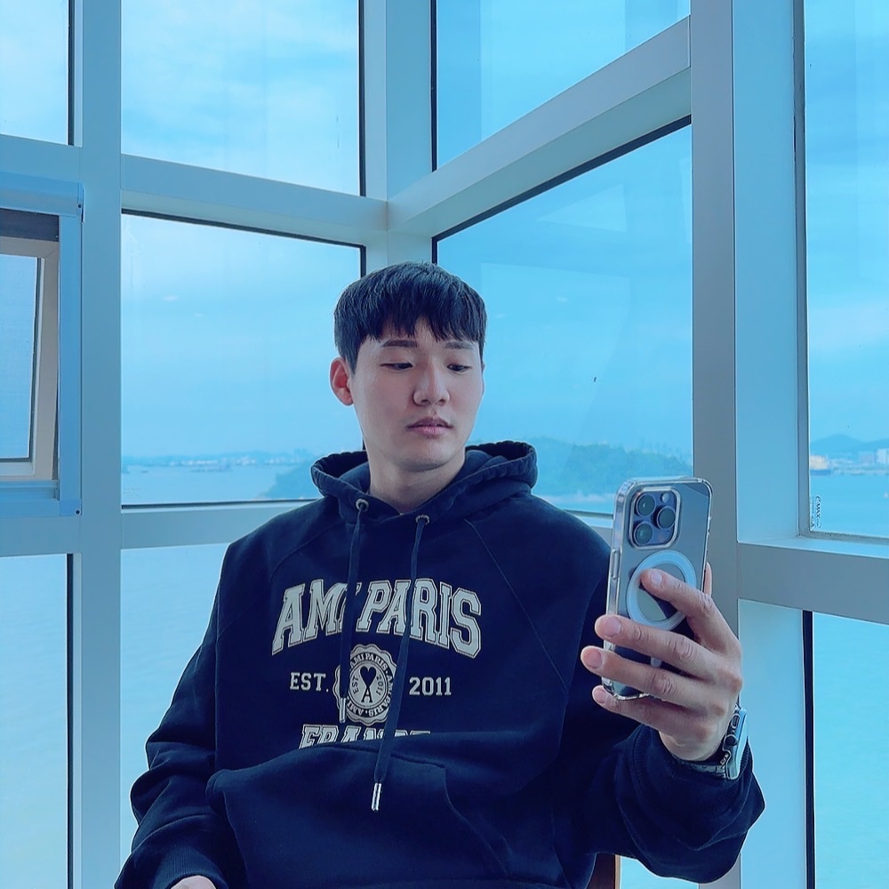 Ami Paris France Hood Sweatshirt Black 착용 스타일