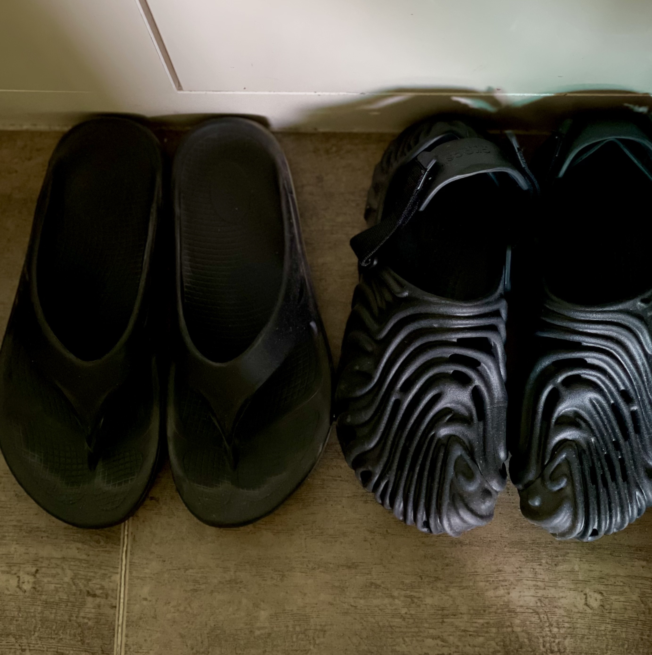 Oofos OOriginal Black, Crocs x Salehe Bembury Pollex Clog Sasquatch 착용 스타일