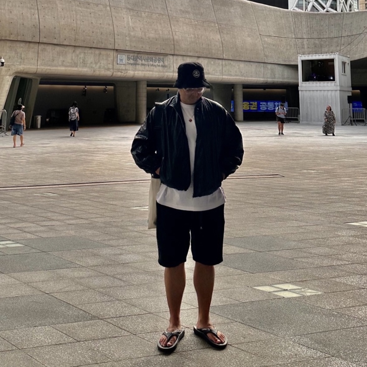 Stussy Deep Bucket Hat SS Link Black, (W) Matin Kim Logo Coating Jumper Black 착용 스타일
