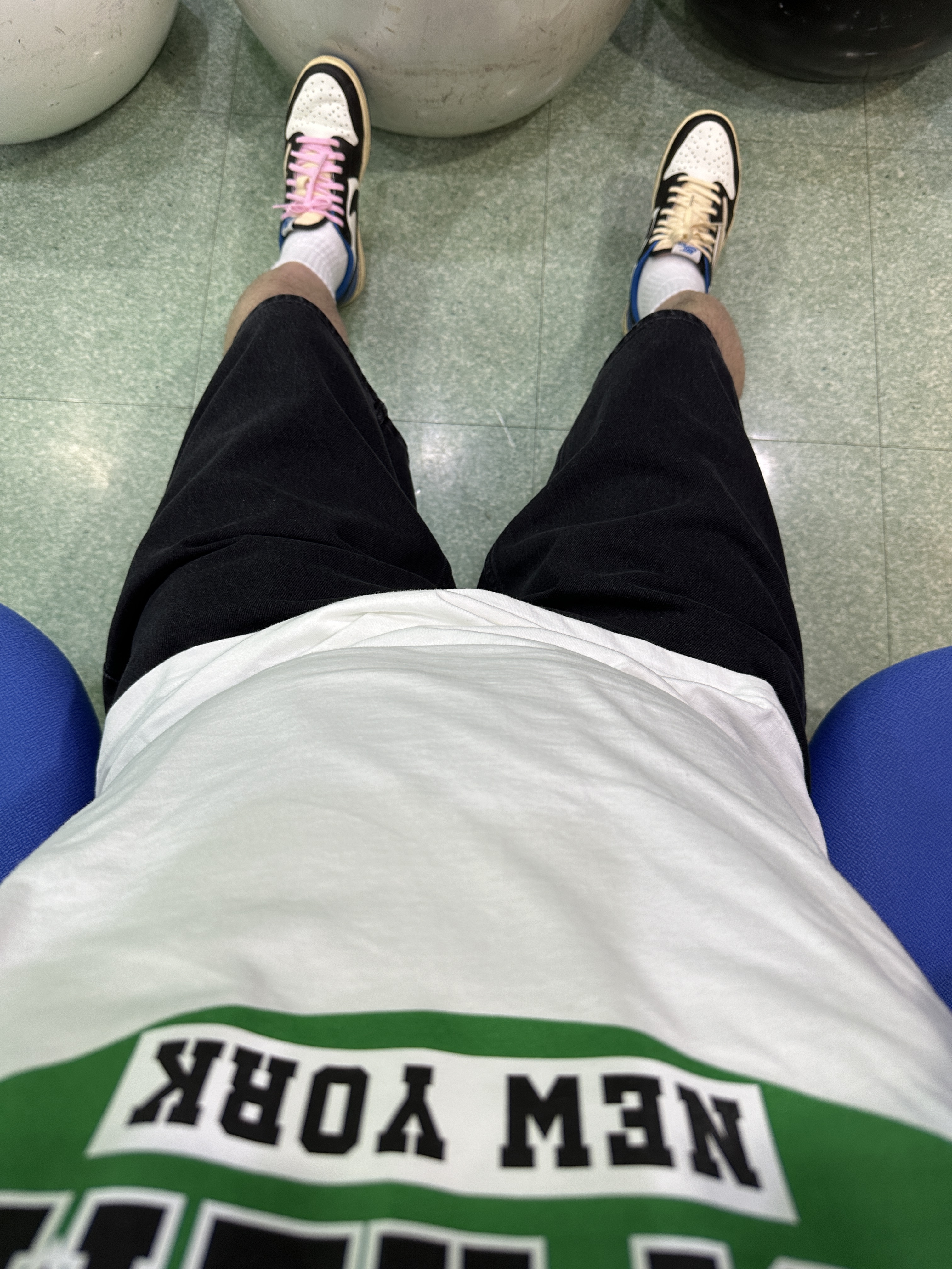 Supreme Baggy Denim Short Black - 24SS, Supreme New York T-Shirt White - 23SS 착용 스타일 - 2