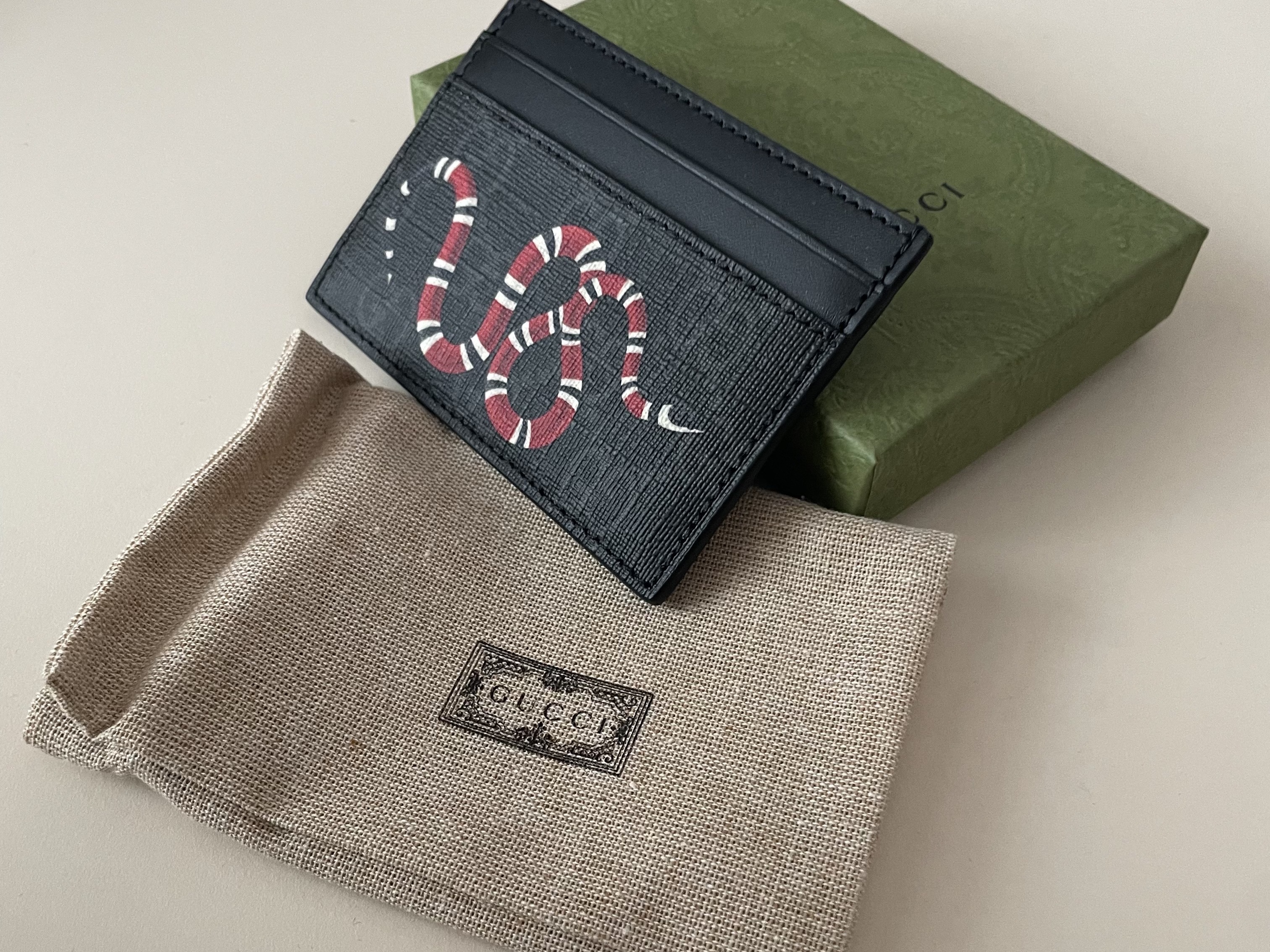 Gucci Bestiary Kingsnake Print Card Case Black 착용 스타일