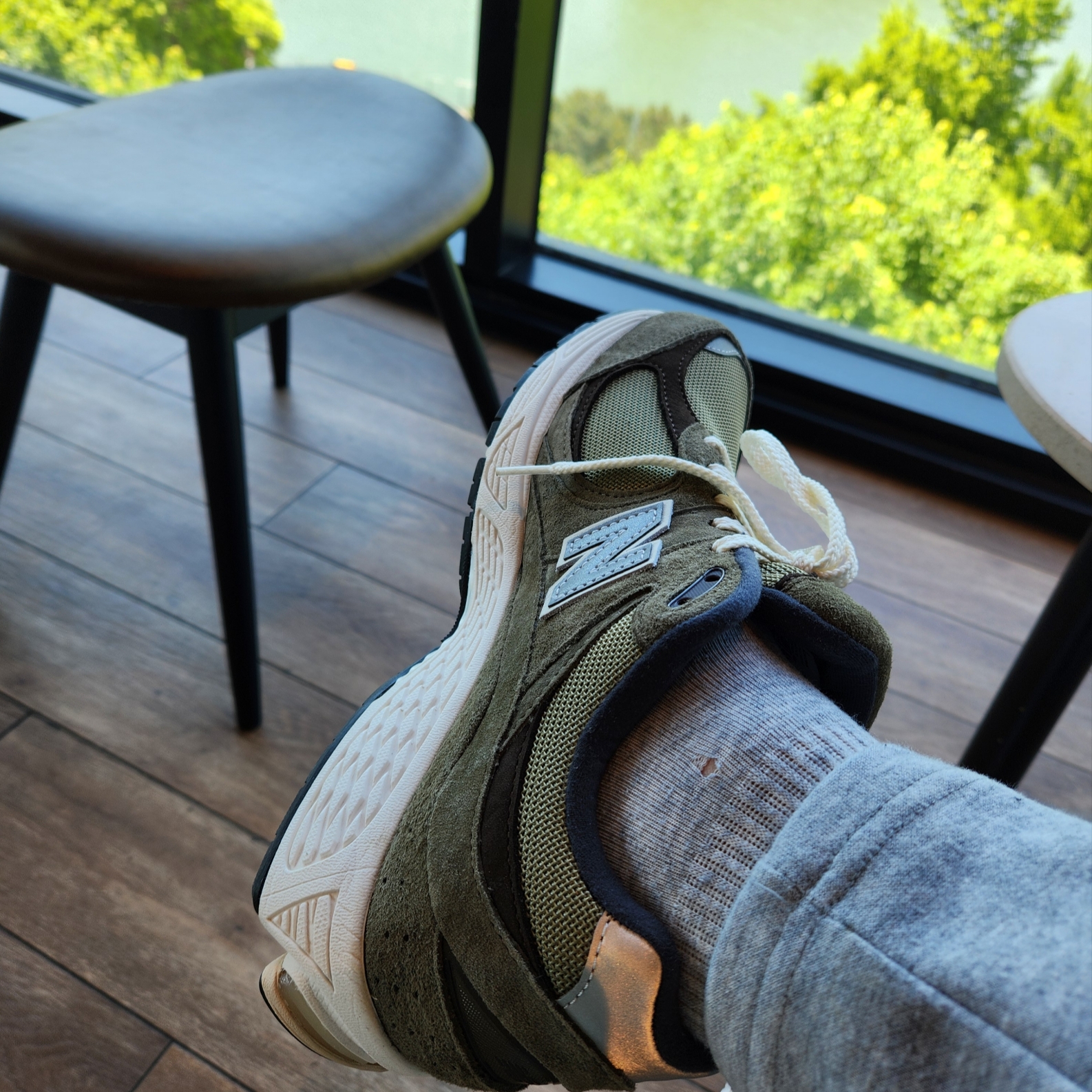 New Balance 2002R Special Vintage Khaki 착용 스타일