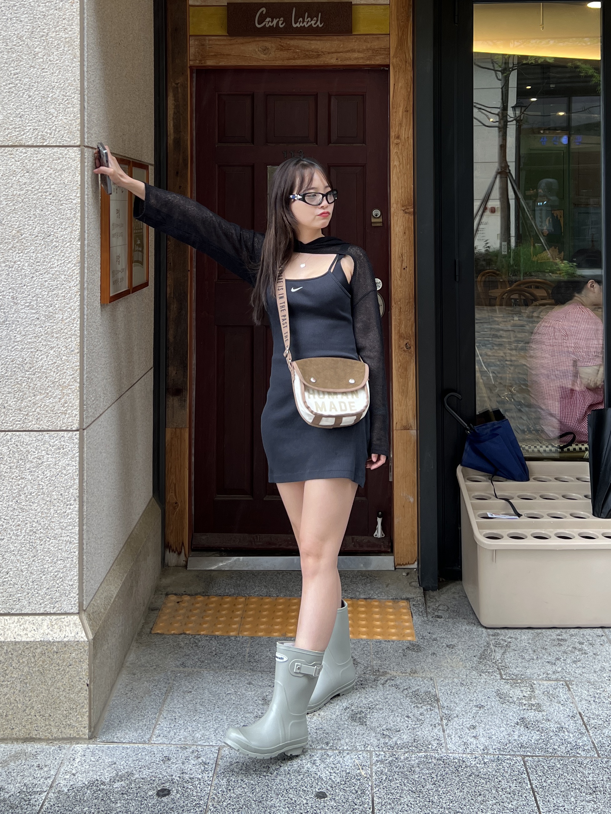 Gentle Monster Paradoxx 01 Black, Human Made Shoulder Bag Brown 착용 스타일 - 4